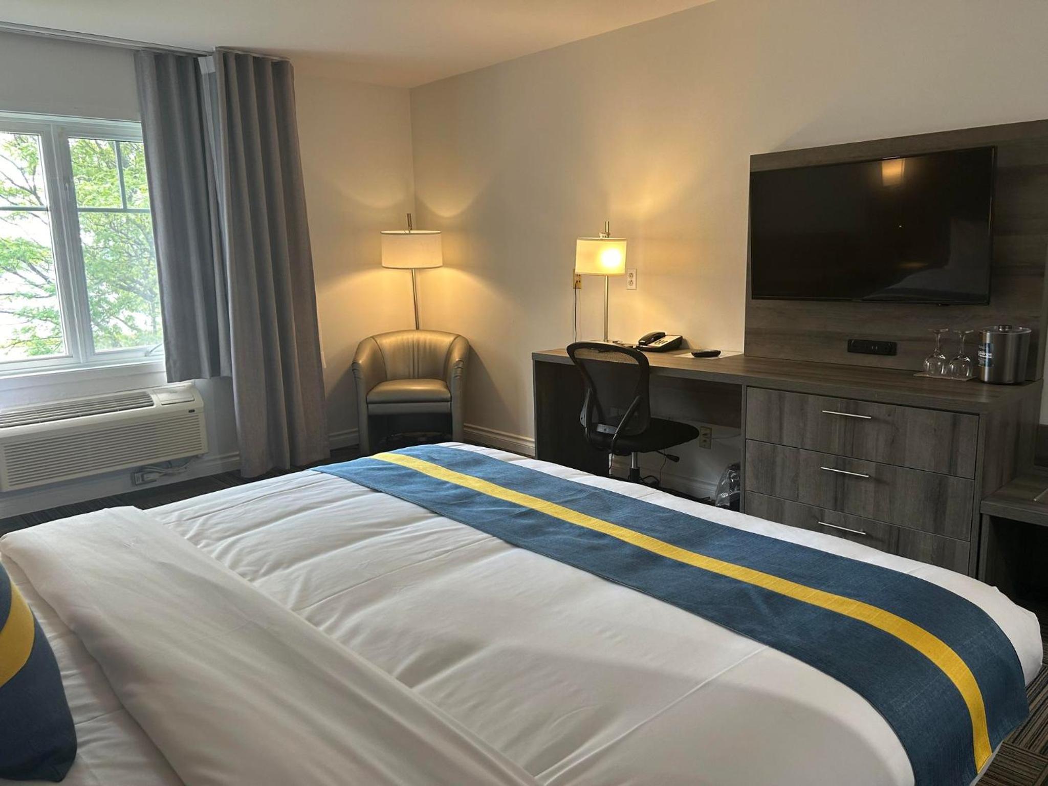 Deluxe King Room - Photo 12