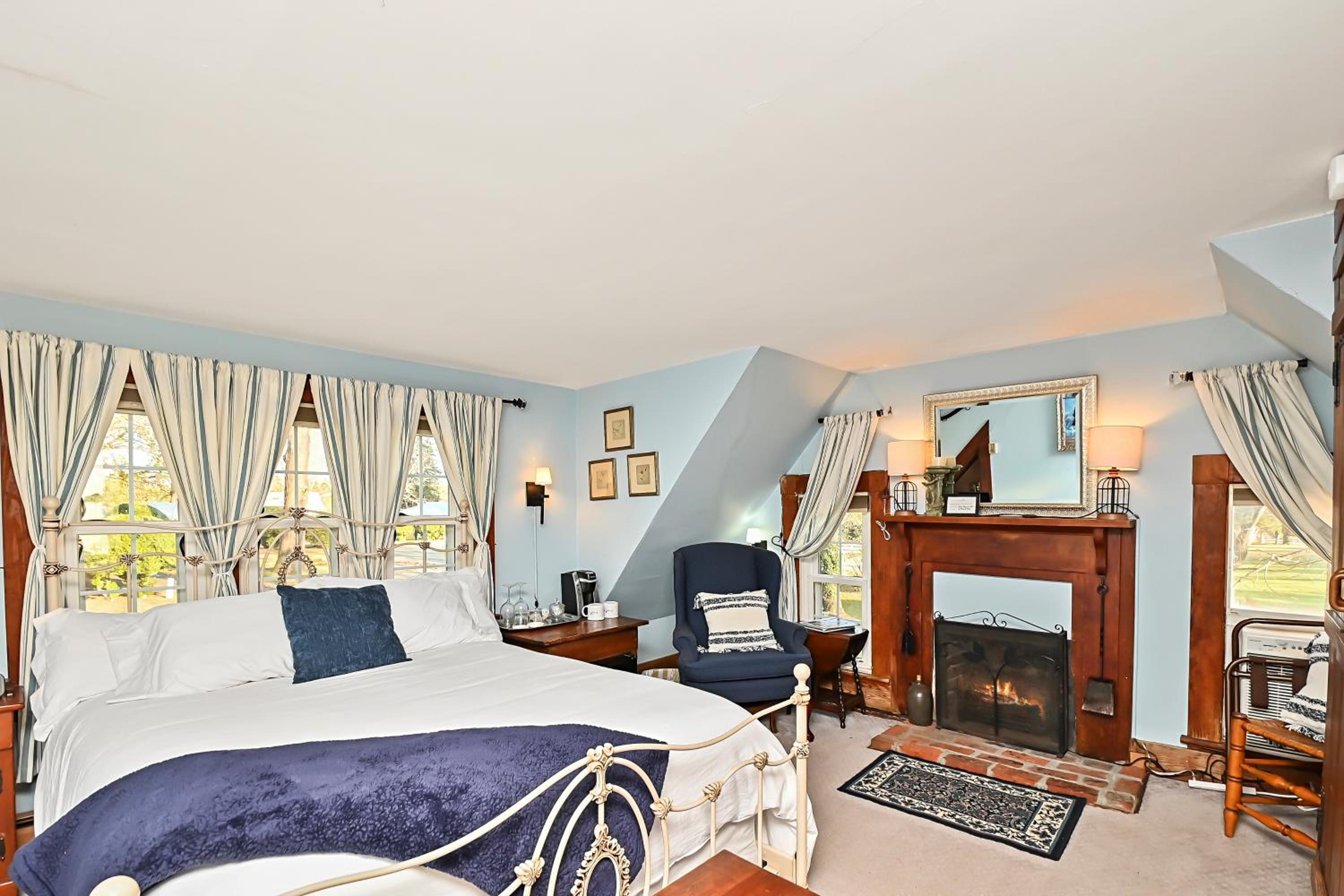 Queen Suite with Pool View