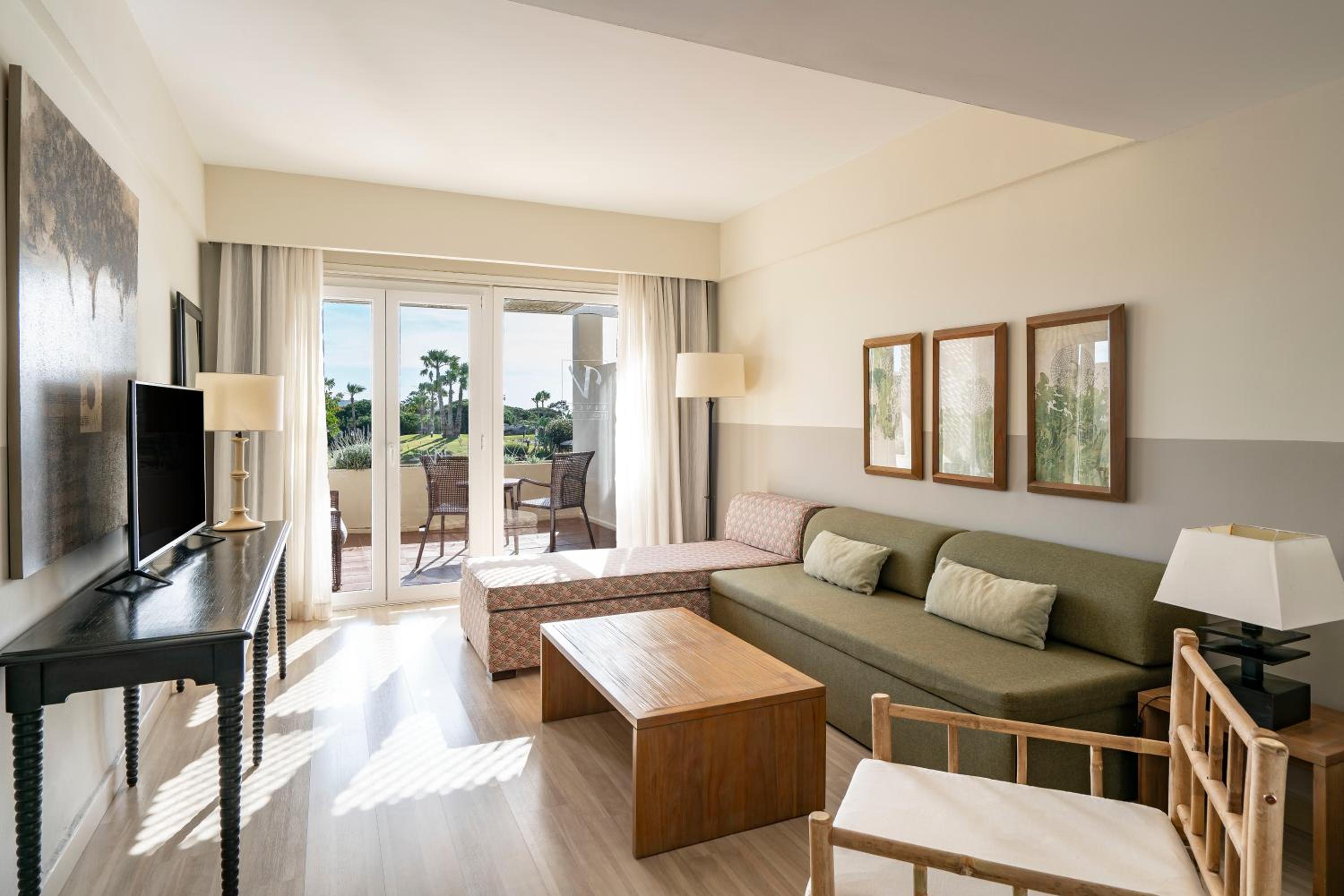 Junior Suite Pool View (2 Adults) - Photo 7