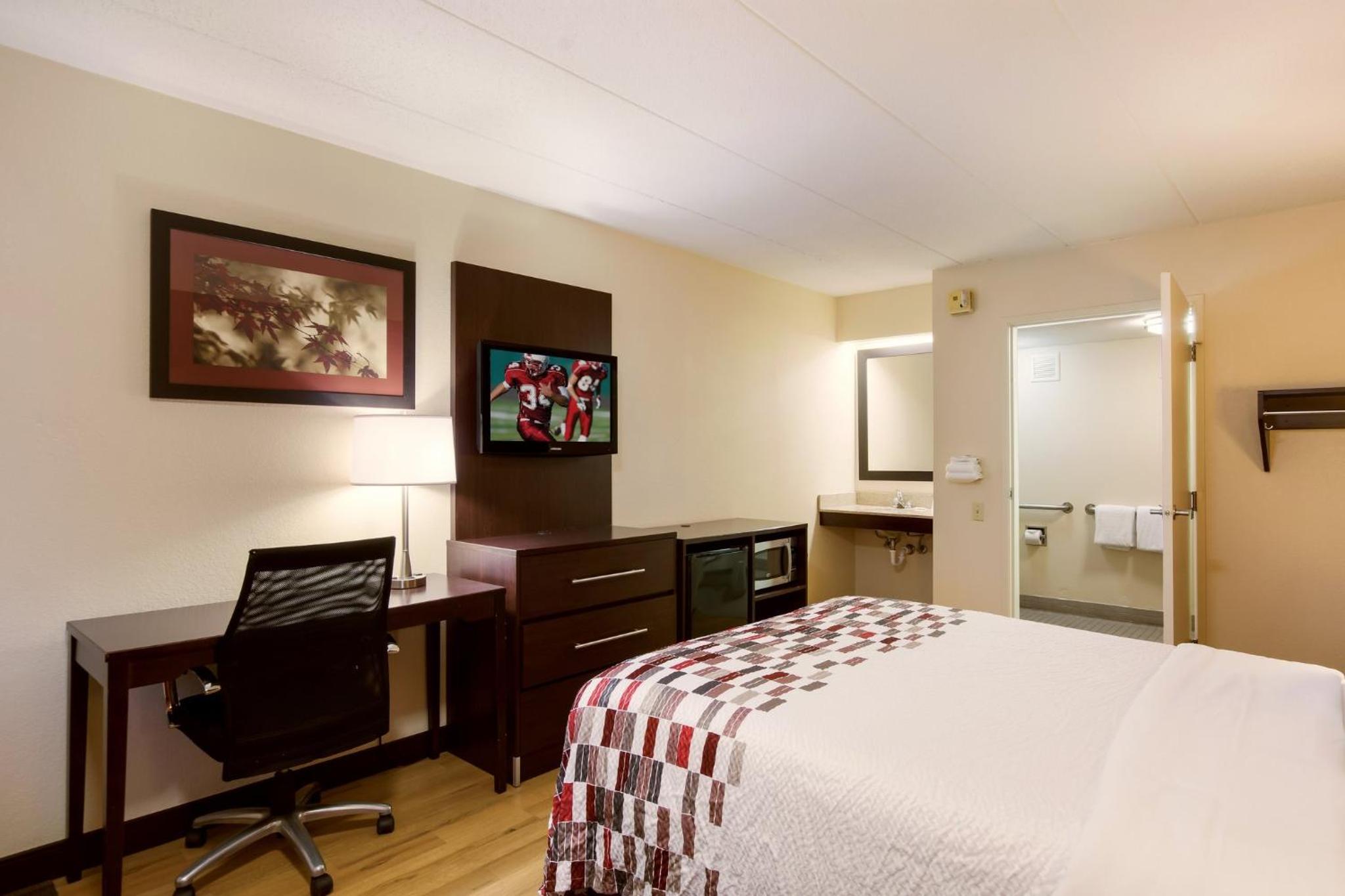 Superior King Room Disability Access Smoke Free - Photo 7