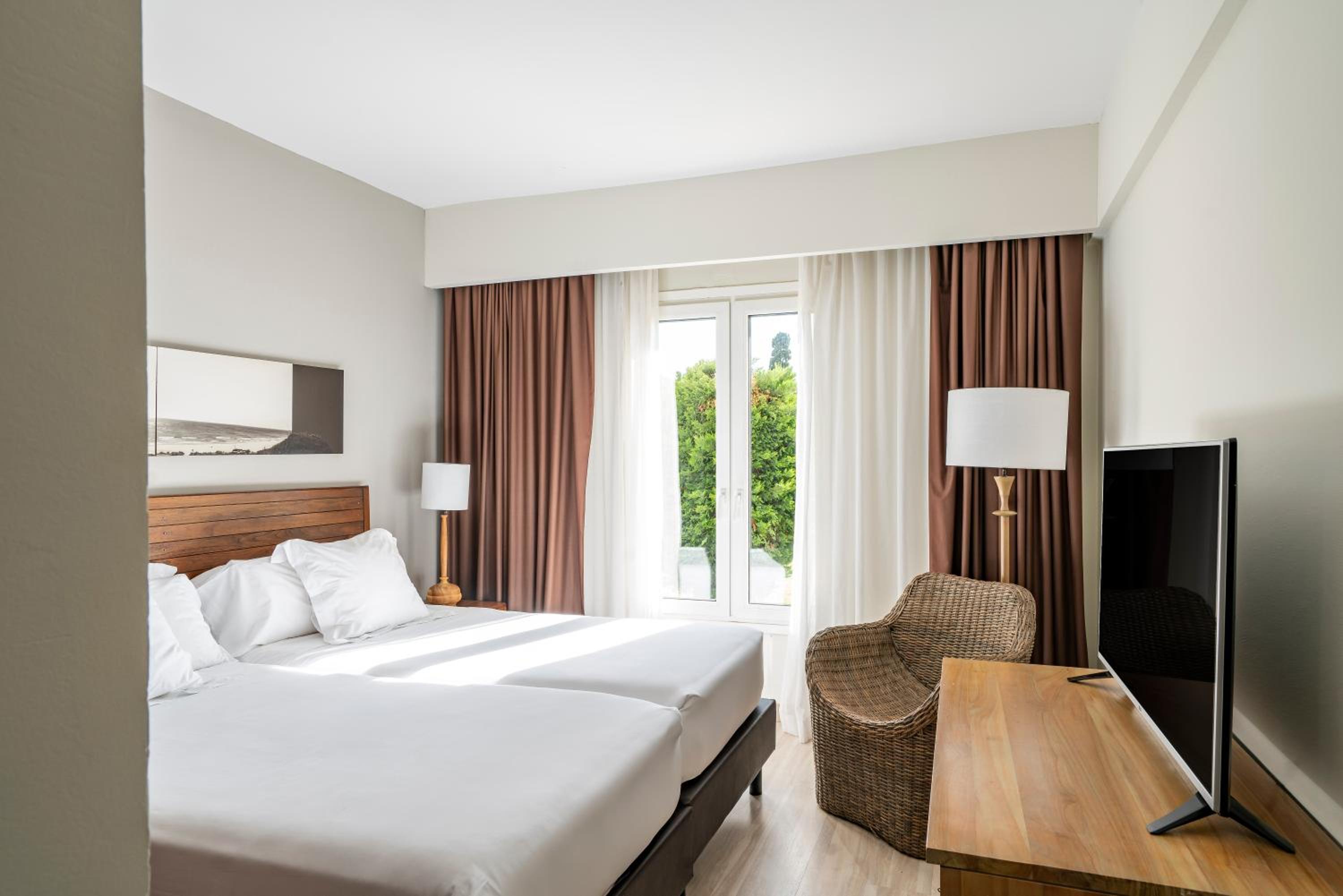 Junior Suite with Garden Access (2 Adults) - Photo 4