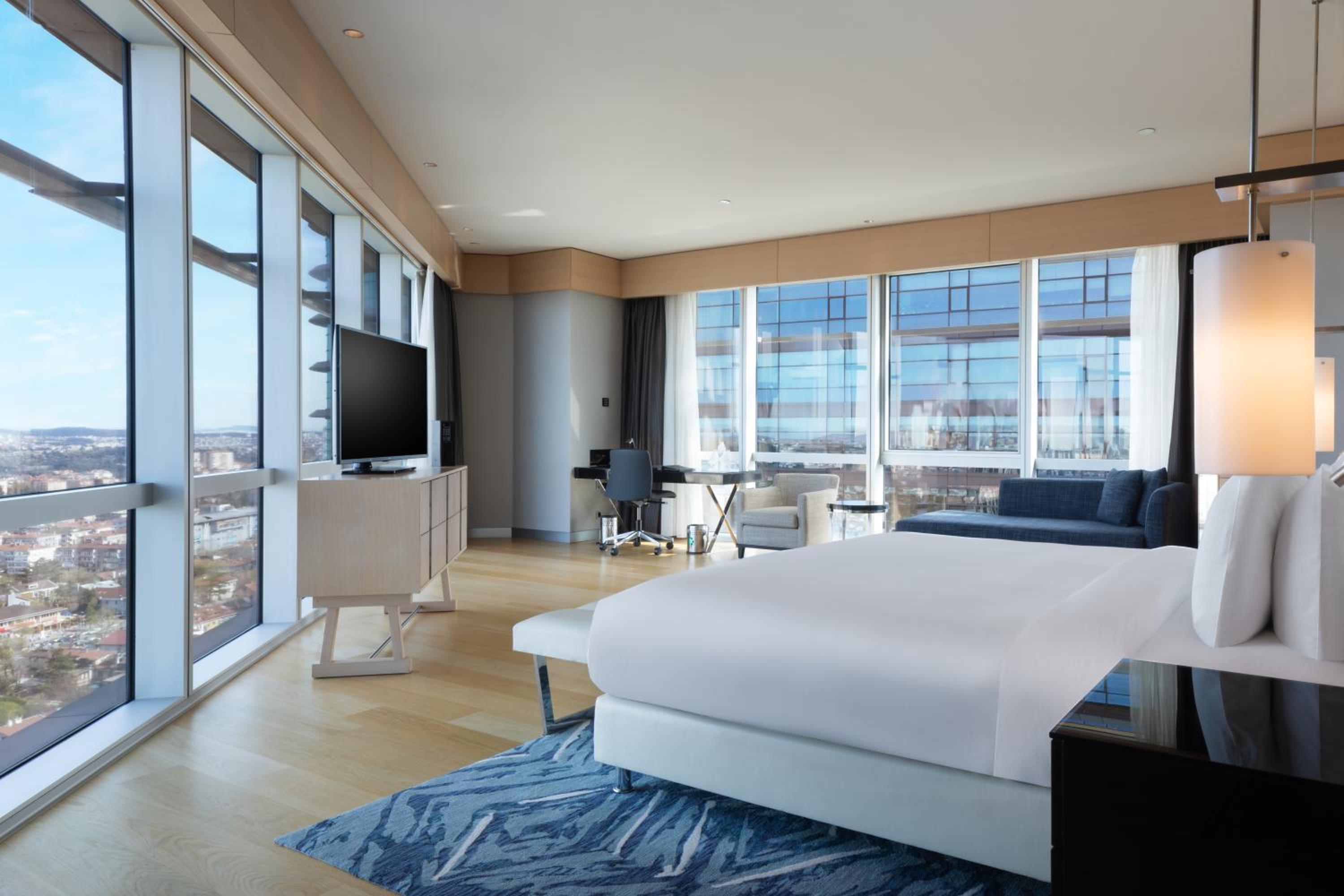 Corner Suite King Bed with City View