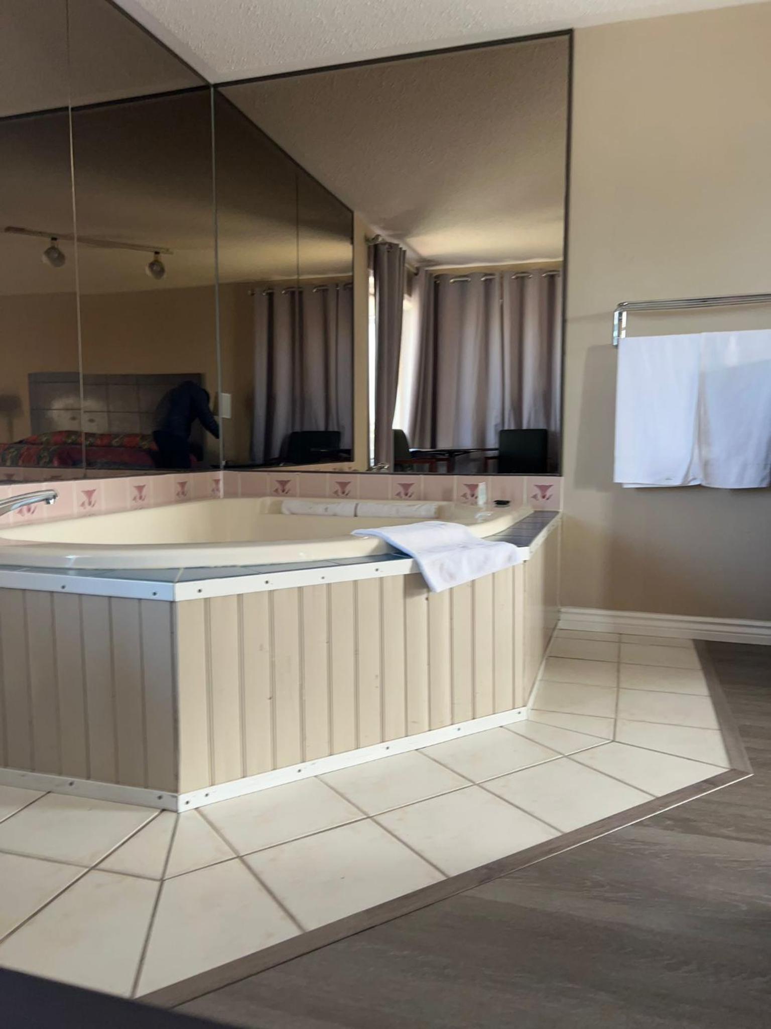 King Room with Spa Bath - Photo 2