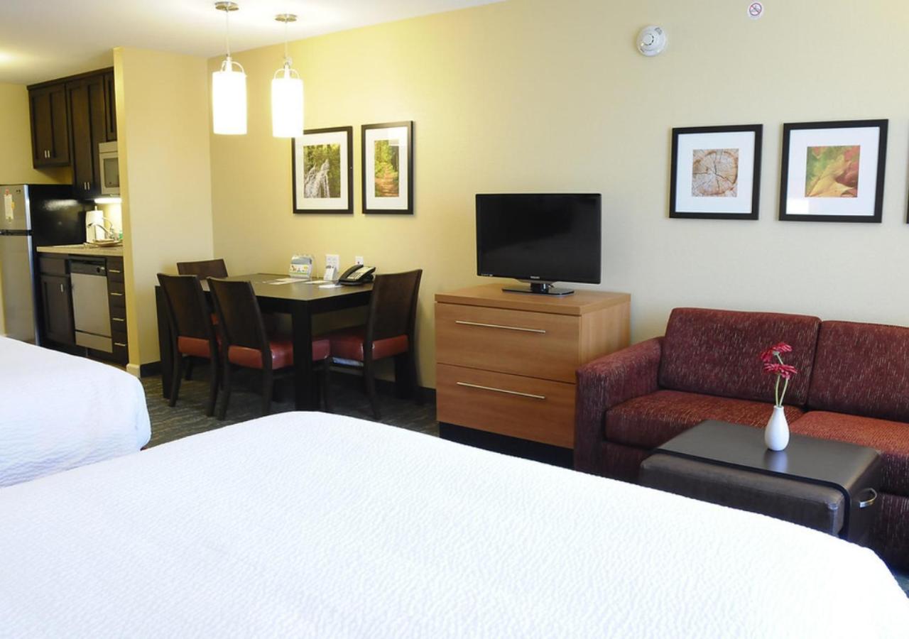Two-Bedroom Queen Suite