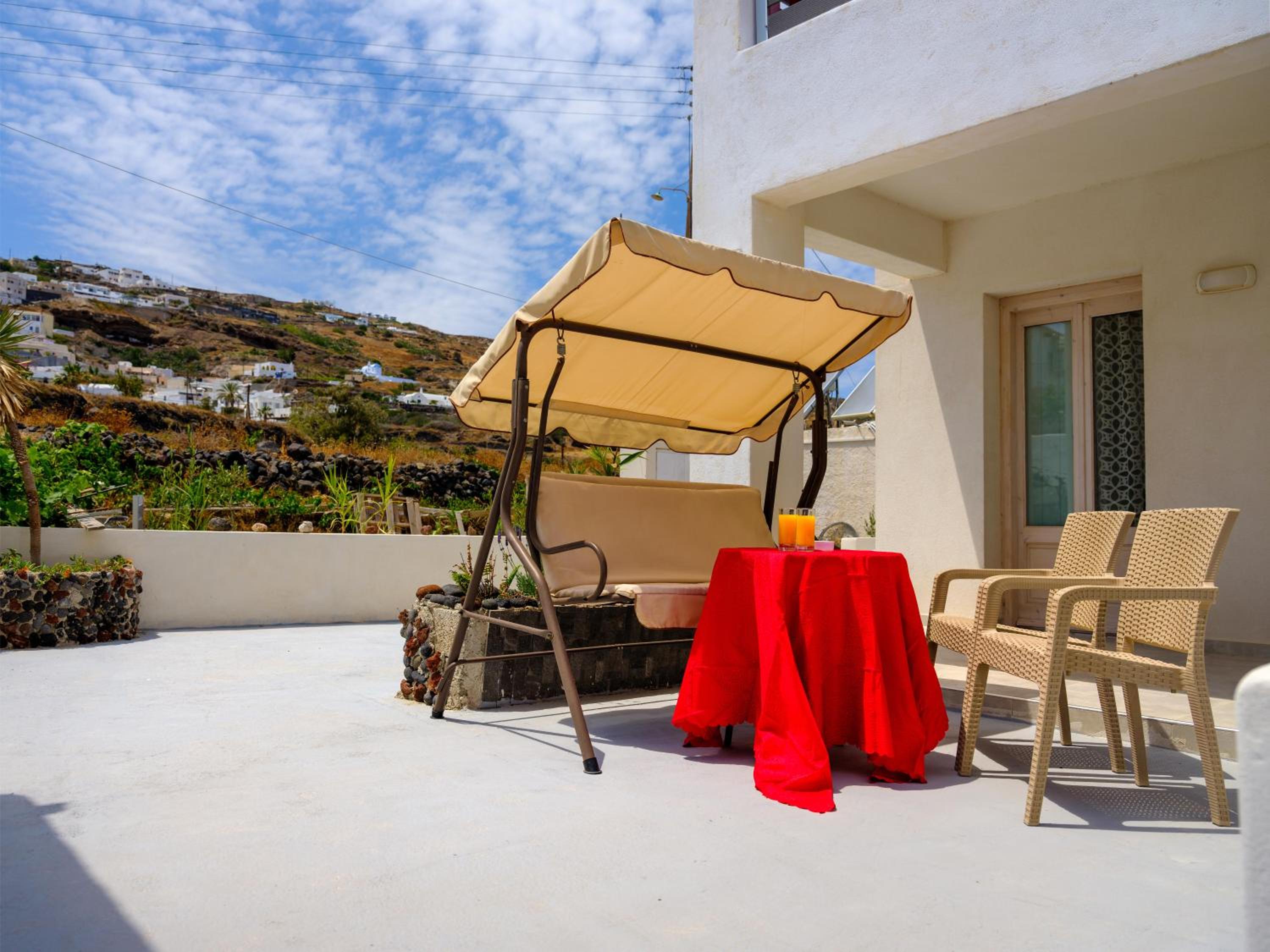 Suite with Balcony and Courtyard View - Photo 4
