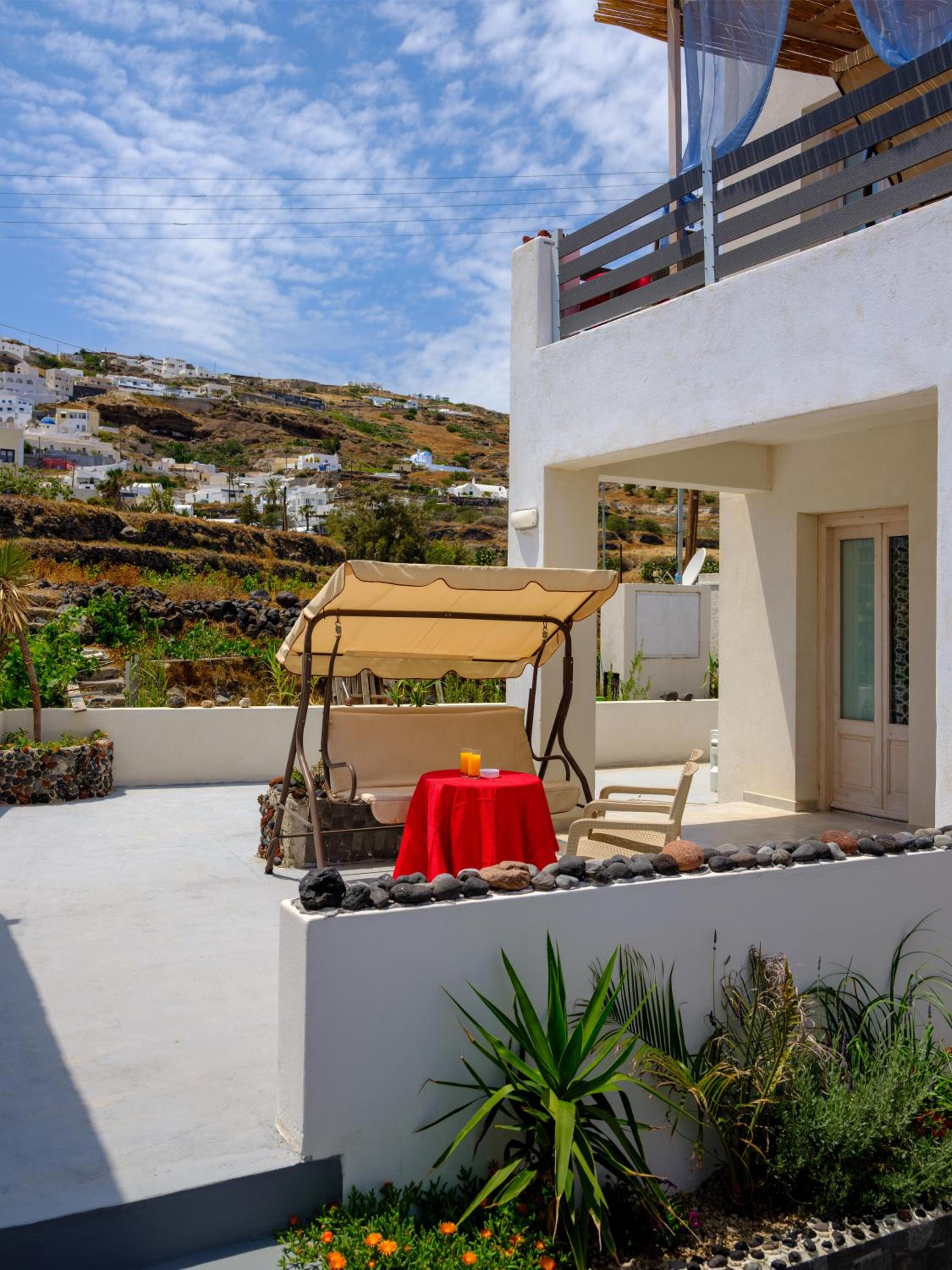 Suite with Balcony and Courtyard View - Photo 7