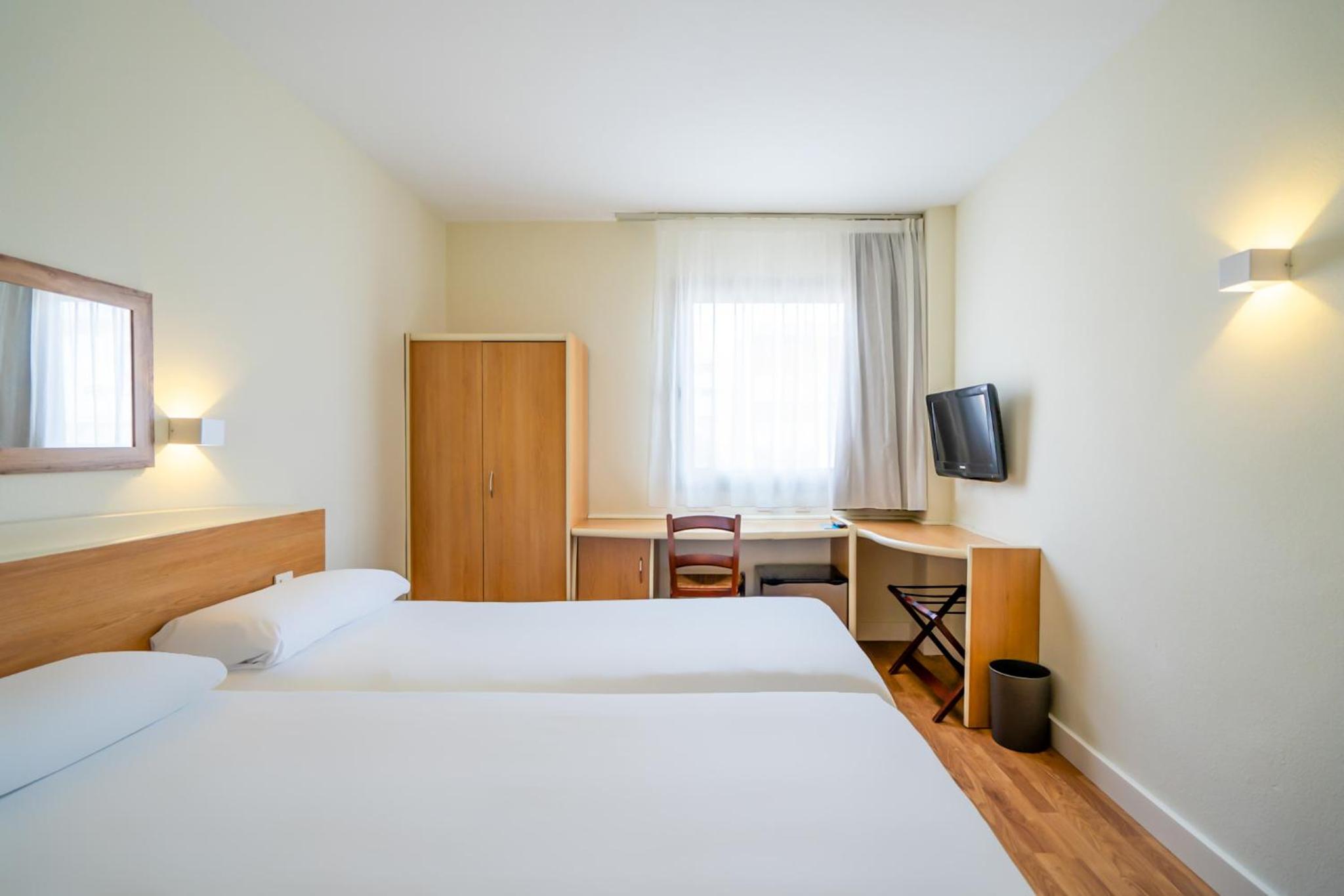 Double or Twin Room - Photo 2