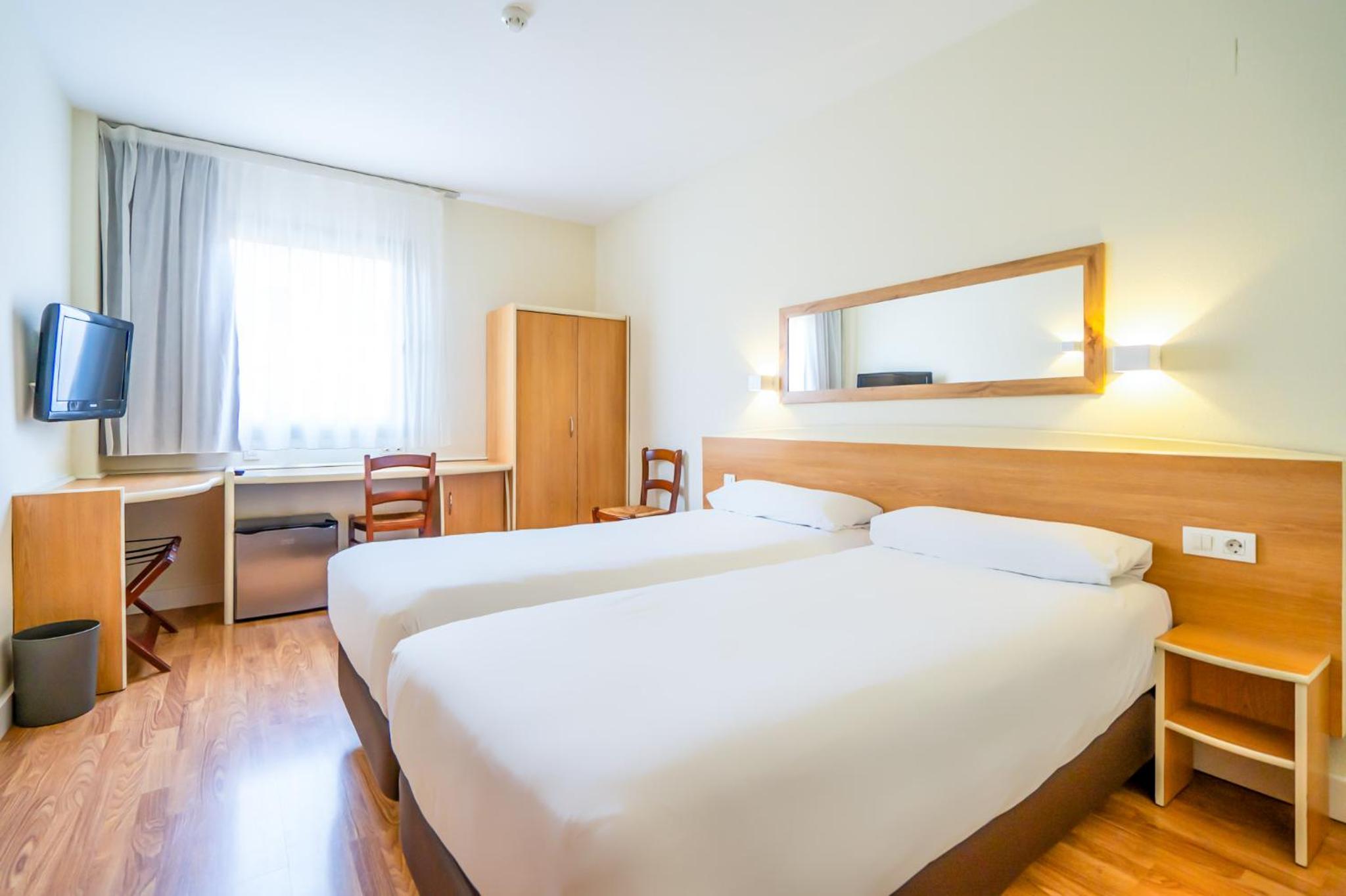 Double or Twin Room - Photo 6