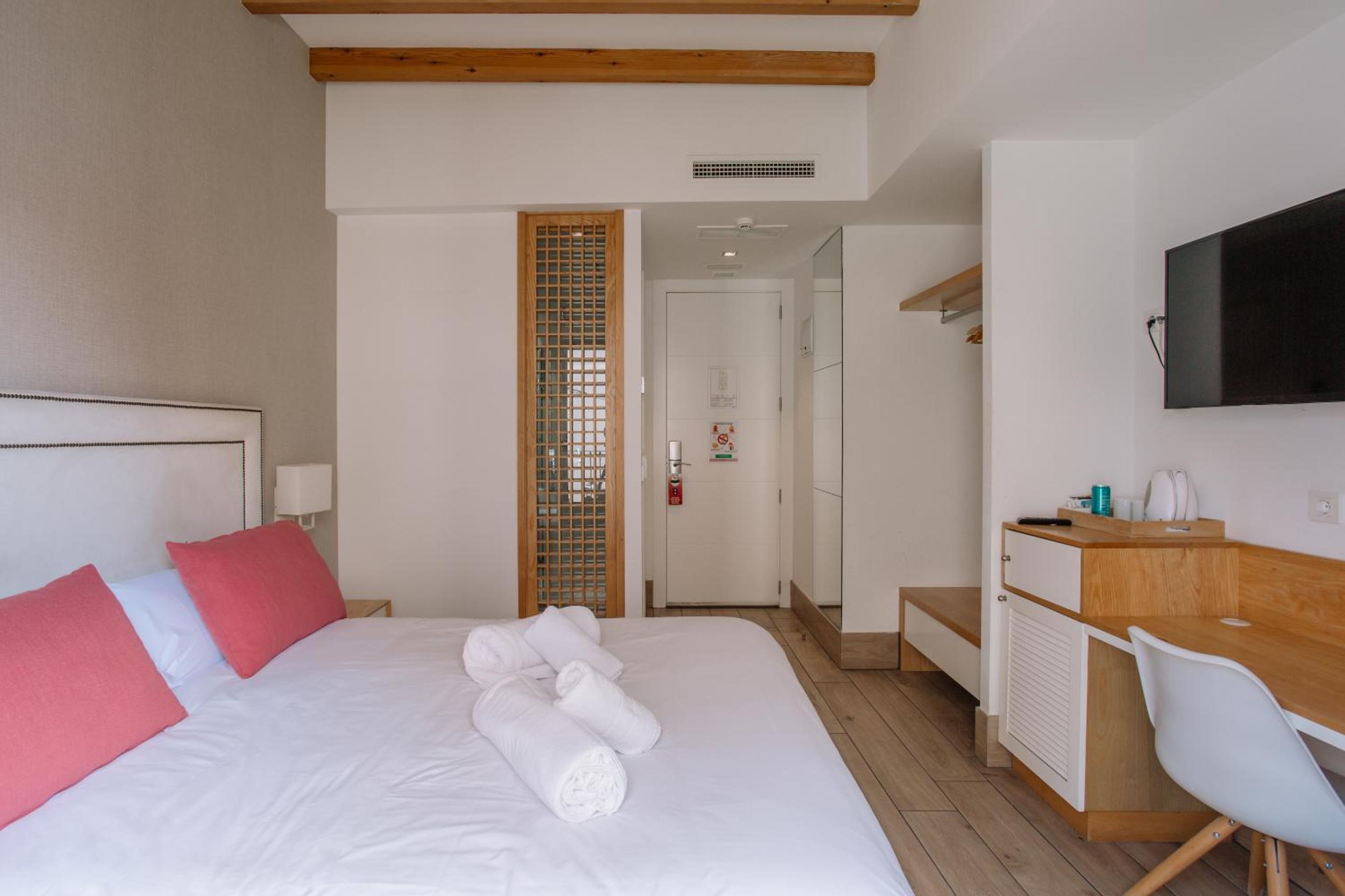 Double Room with Private Bathroom photo 3