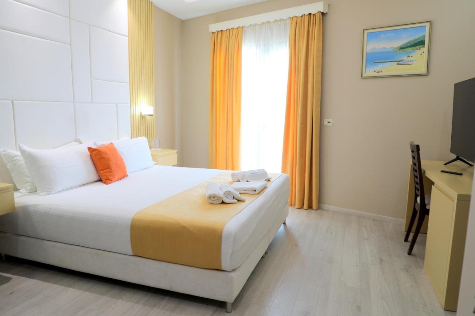 Double or Twin Room with Balcony and Sea View photo 3
