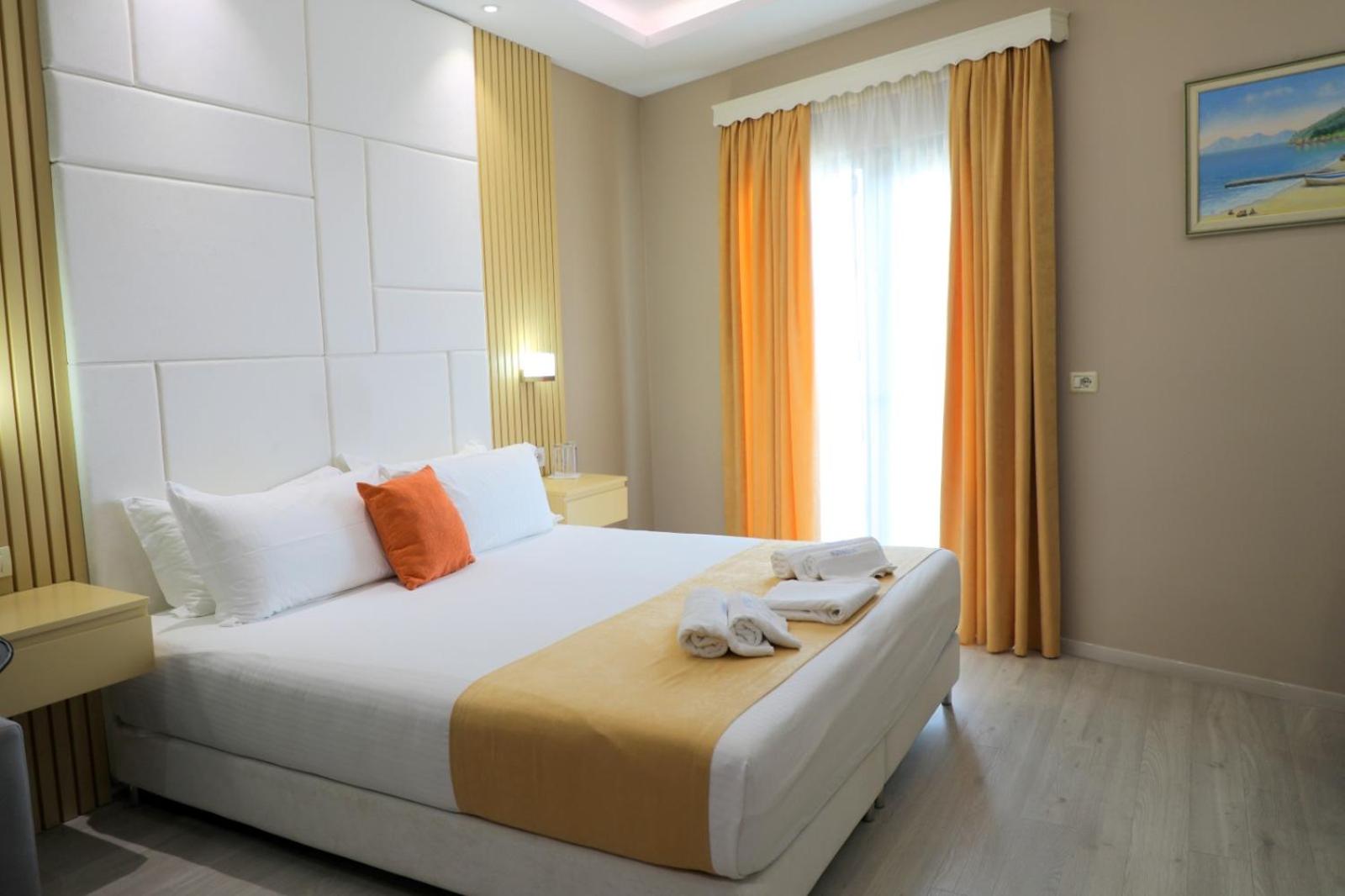 Double or Twin Room with Balcony and Sea View photo 2