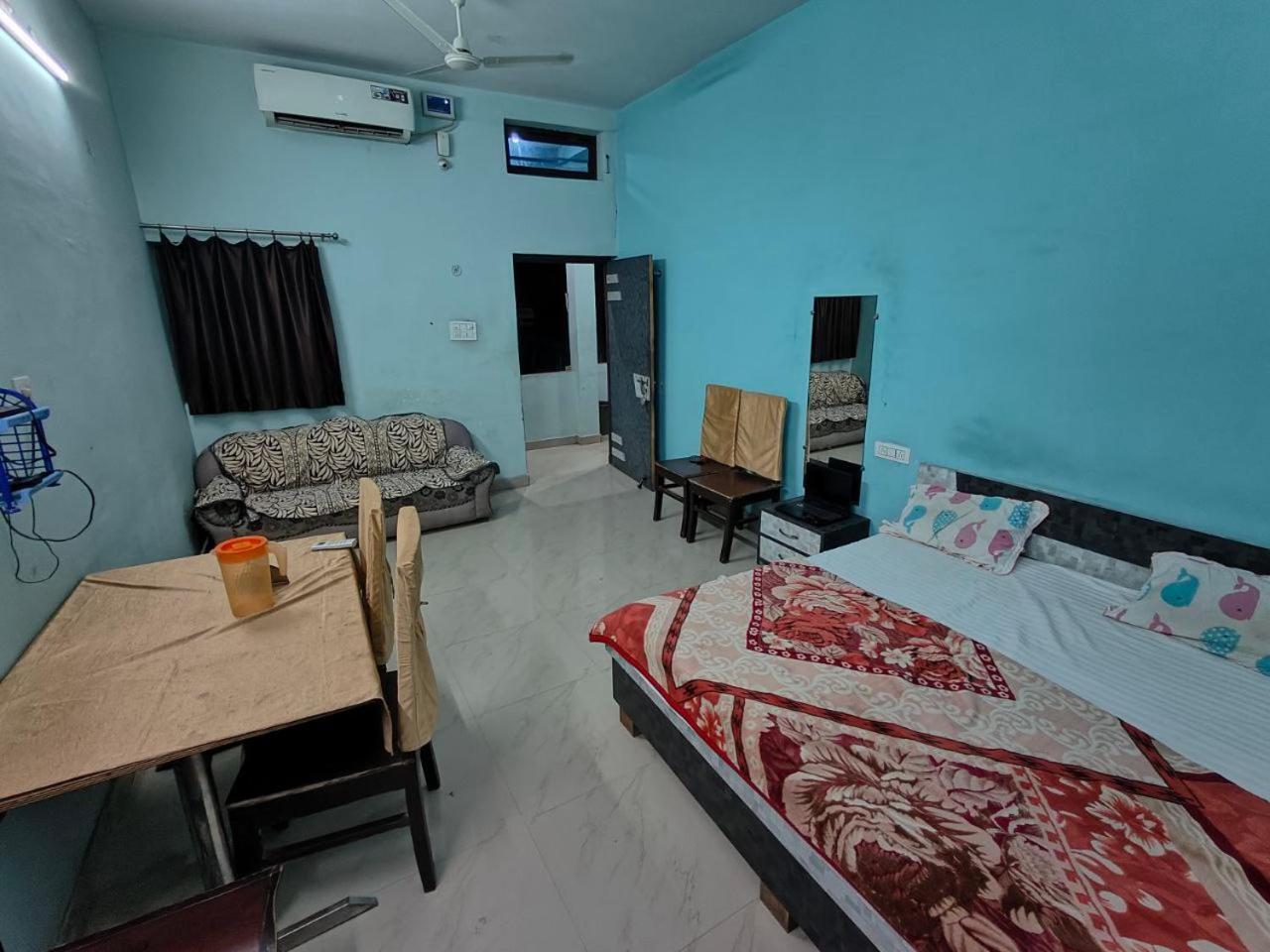 Deluxe Room (2 Adults + 1 Child)
