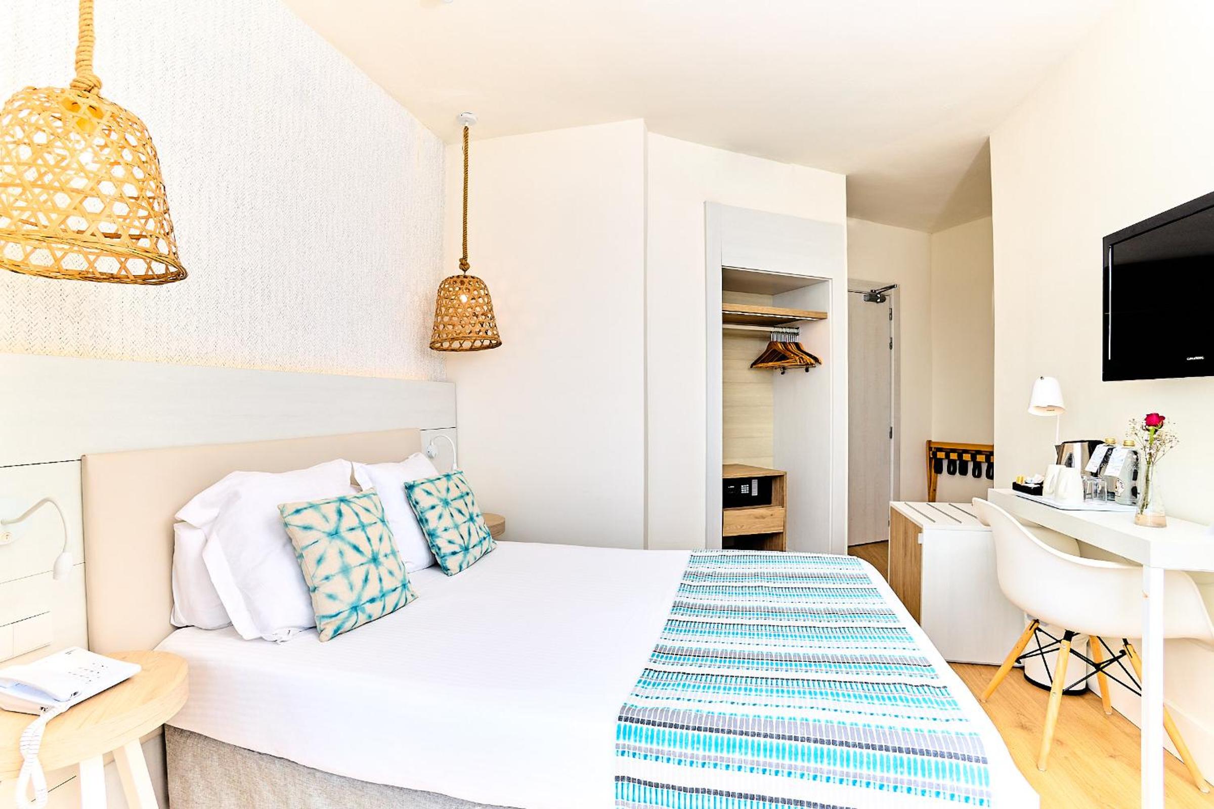 Superior Double Room with Partial Sea View