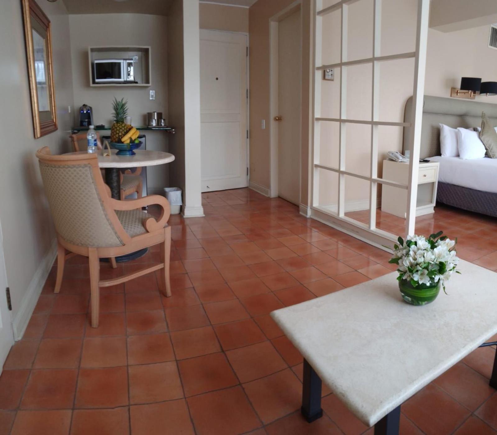 Executive Suite - Photo 8