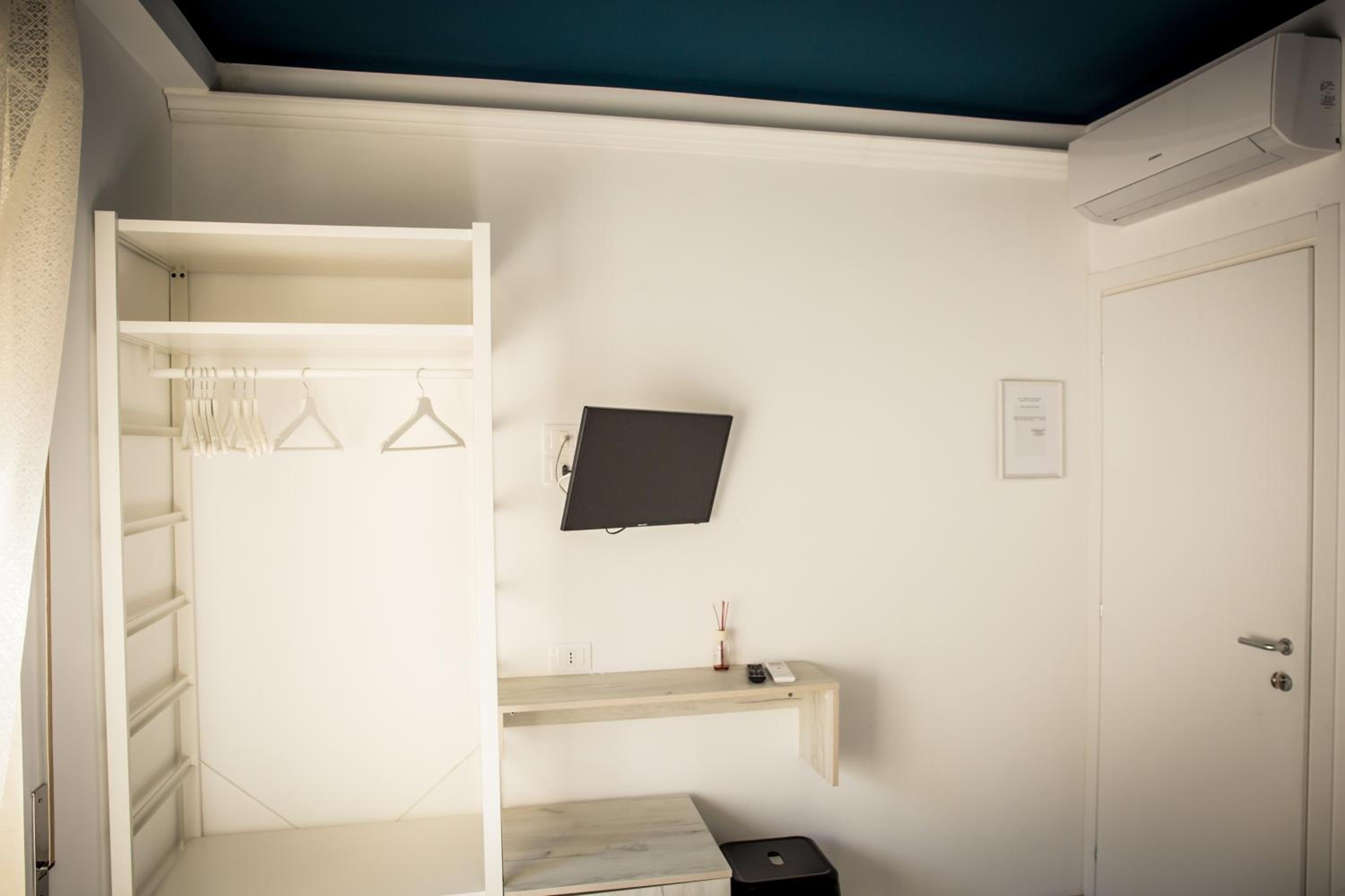 Economy Double Room - Photo 6