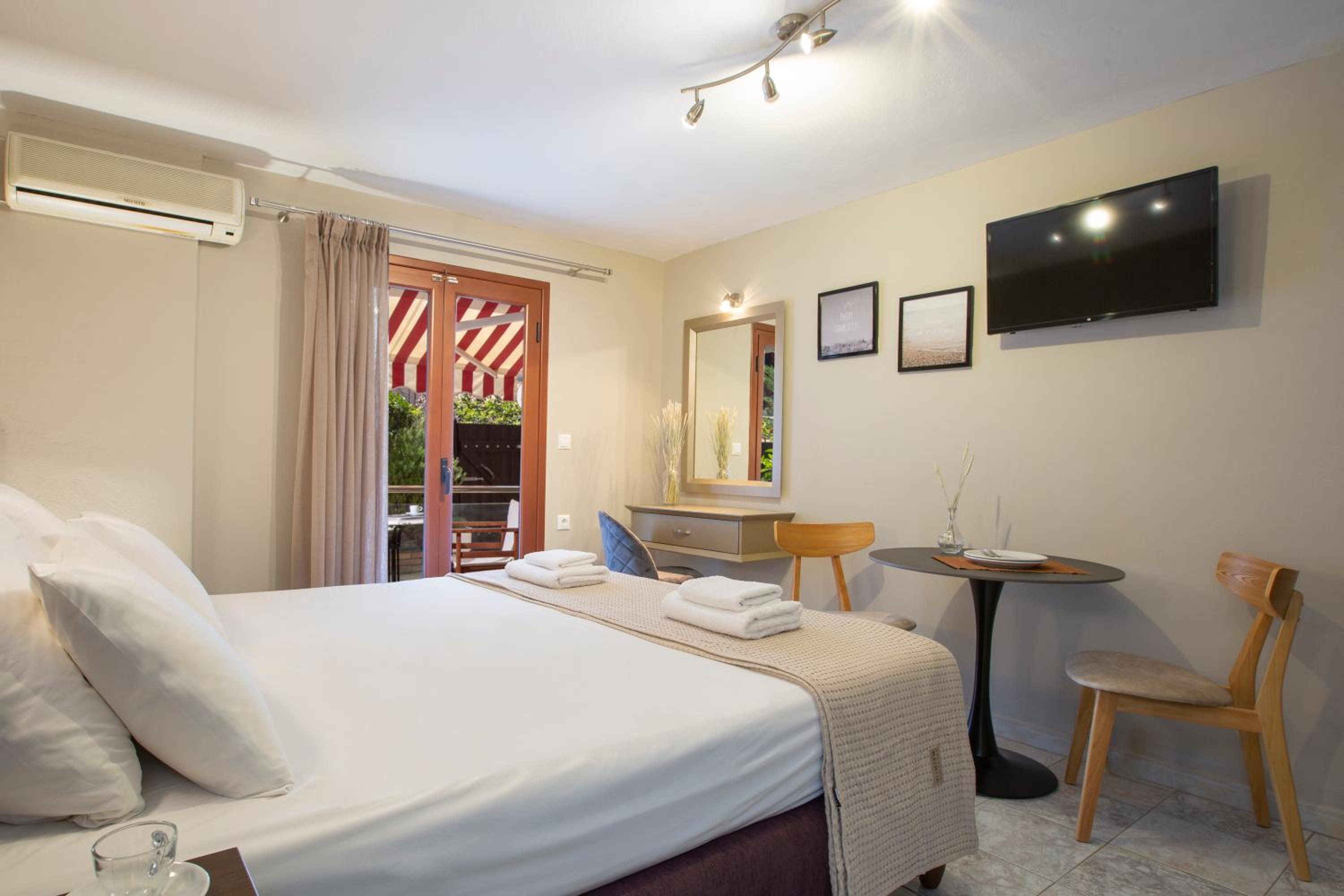 Double Room with Garden View - Photo 7