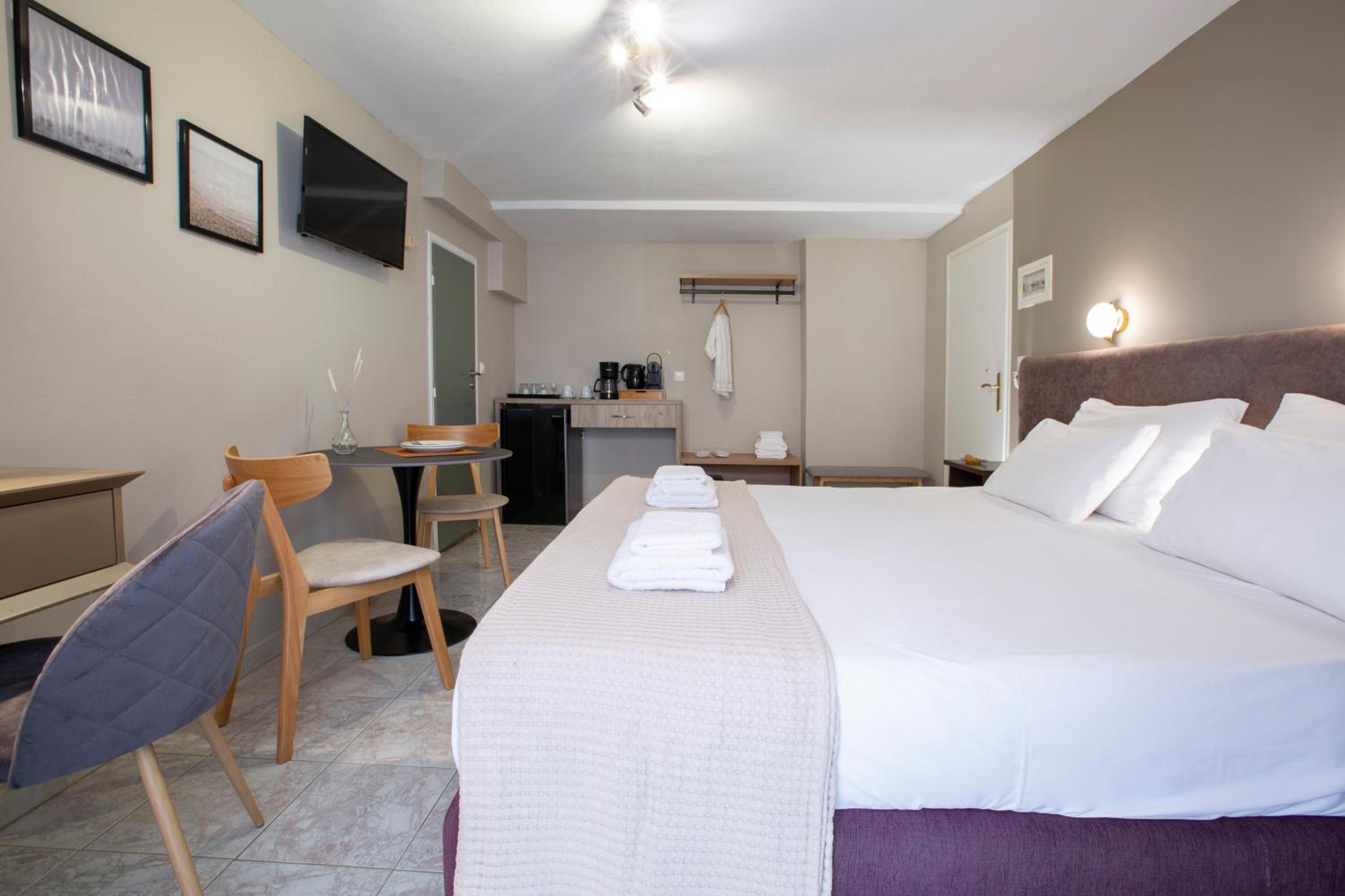 Double Room with Garden View - Photo 8