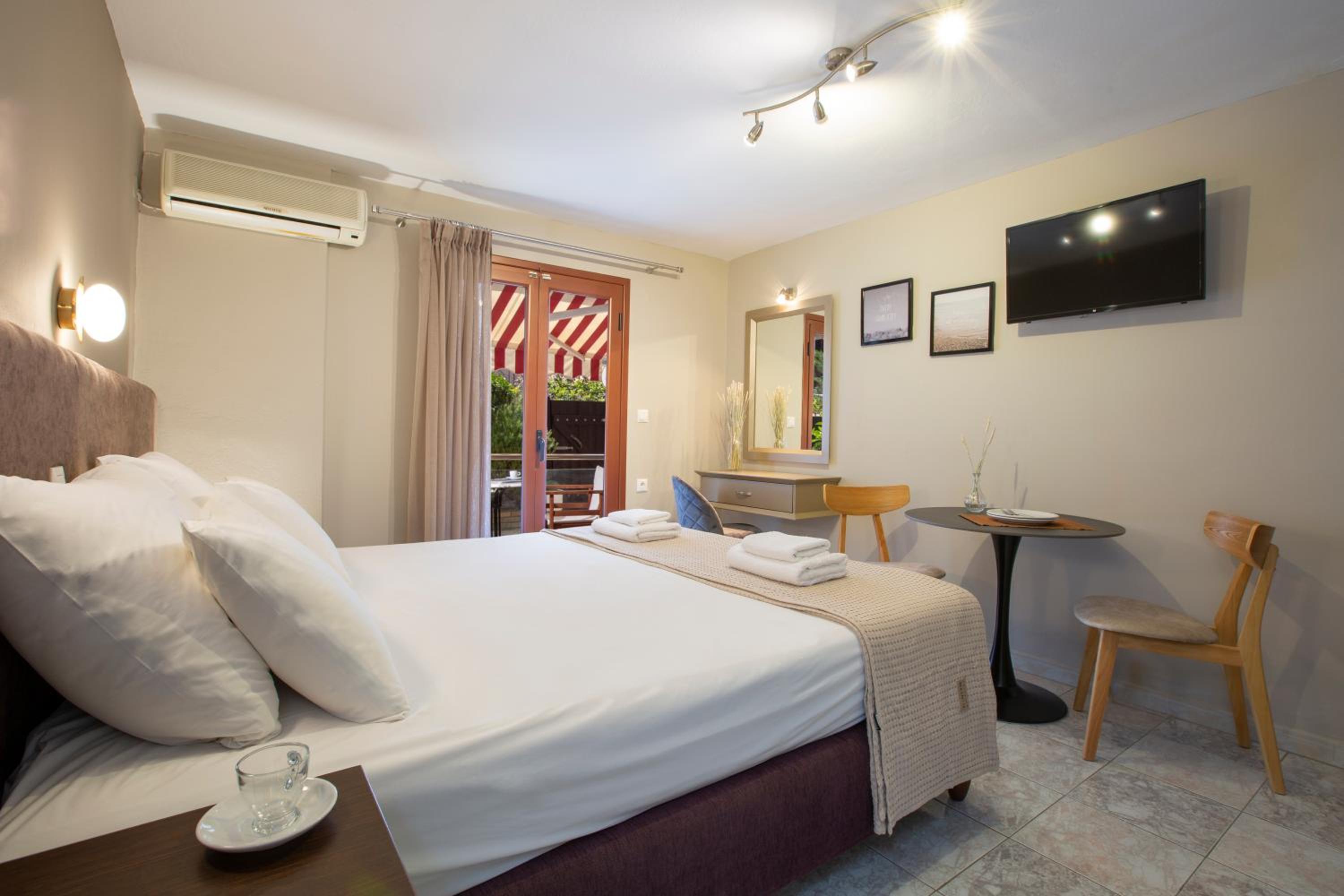 Double Room with Garden View - Photo 9