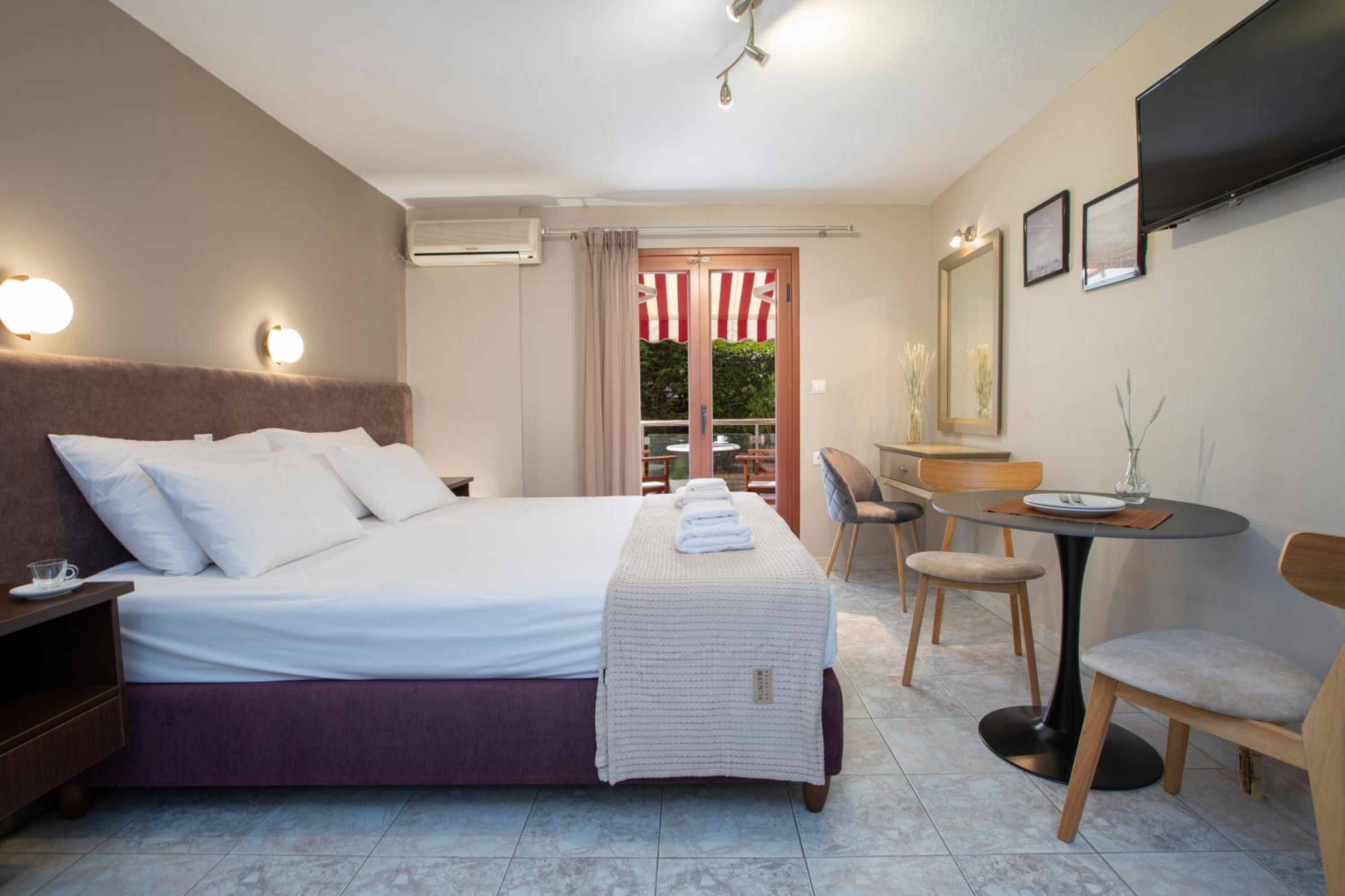 Double Room with Garden View - Photo 10