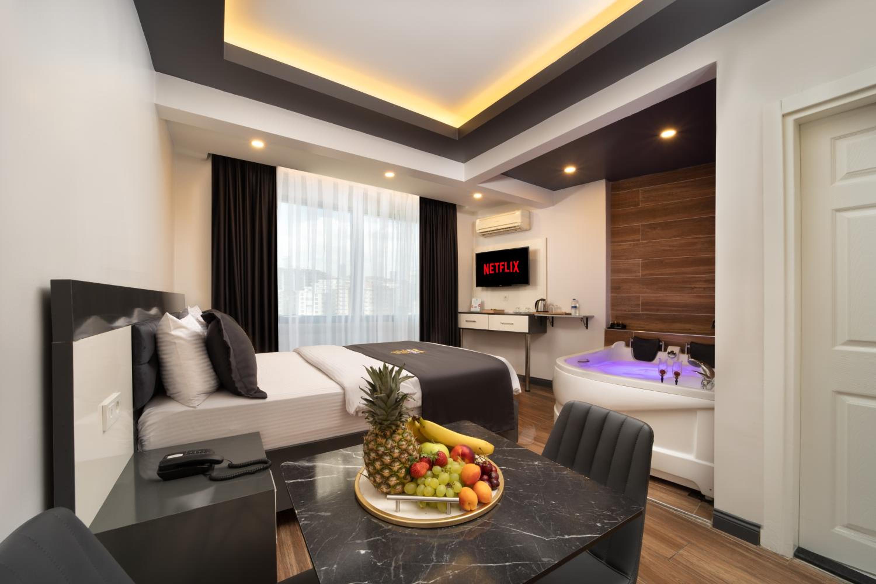 King Suite with Spa Bath photo 1