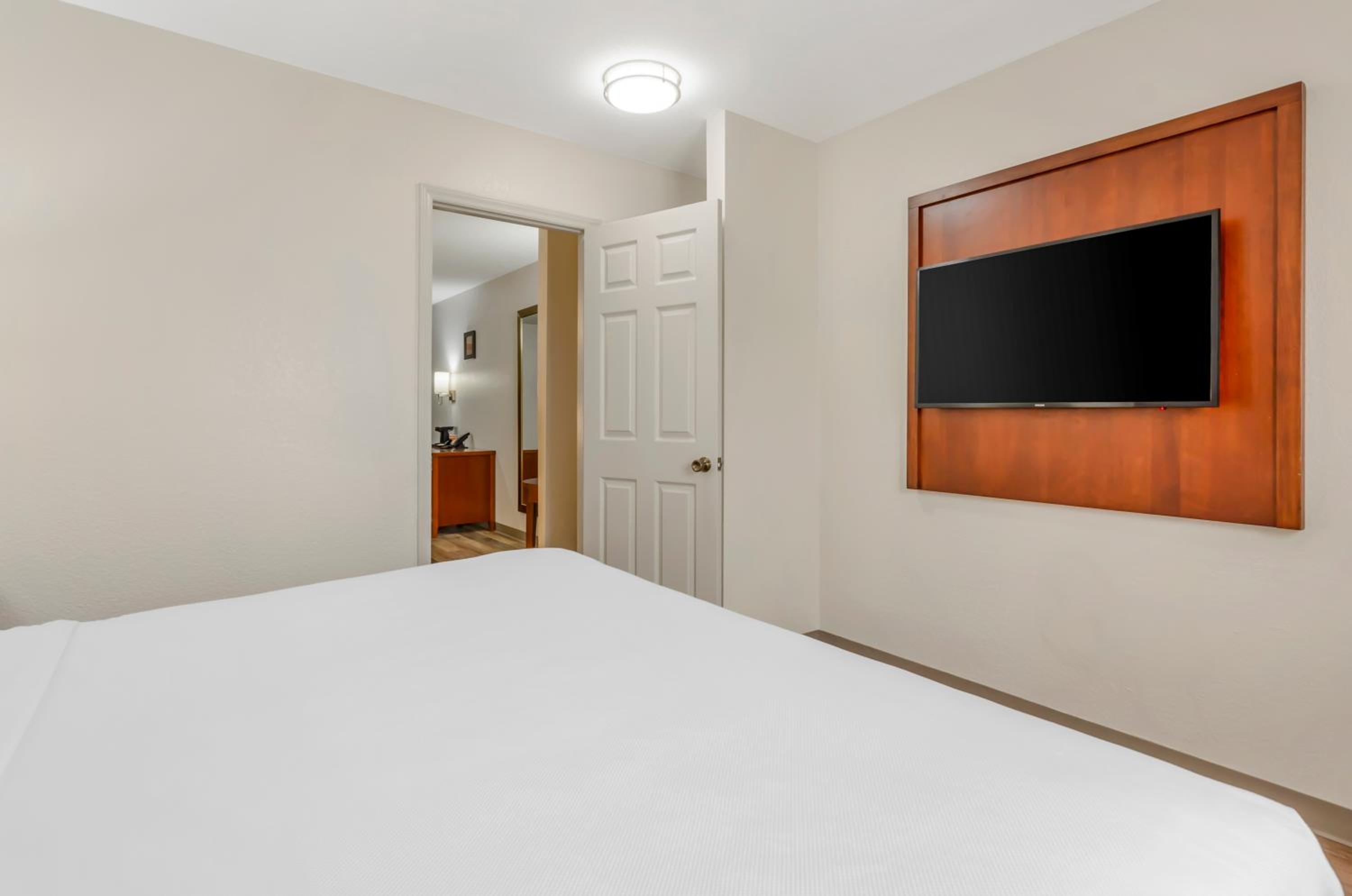 King Suite - Non-Smoking - Photo 2