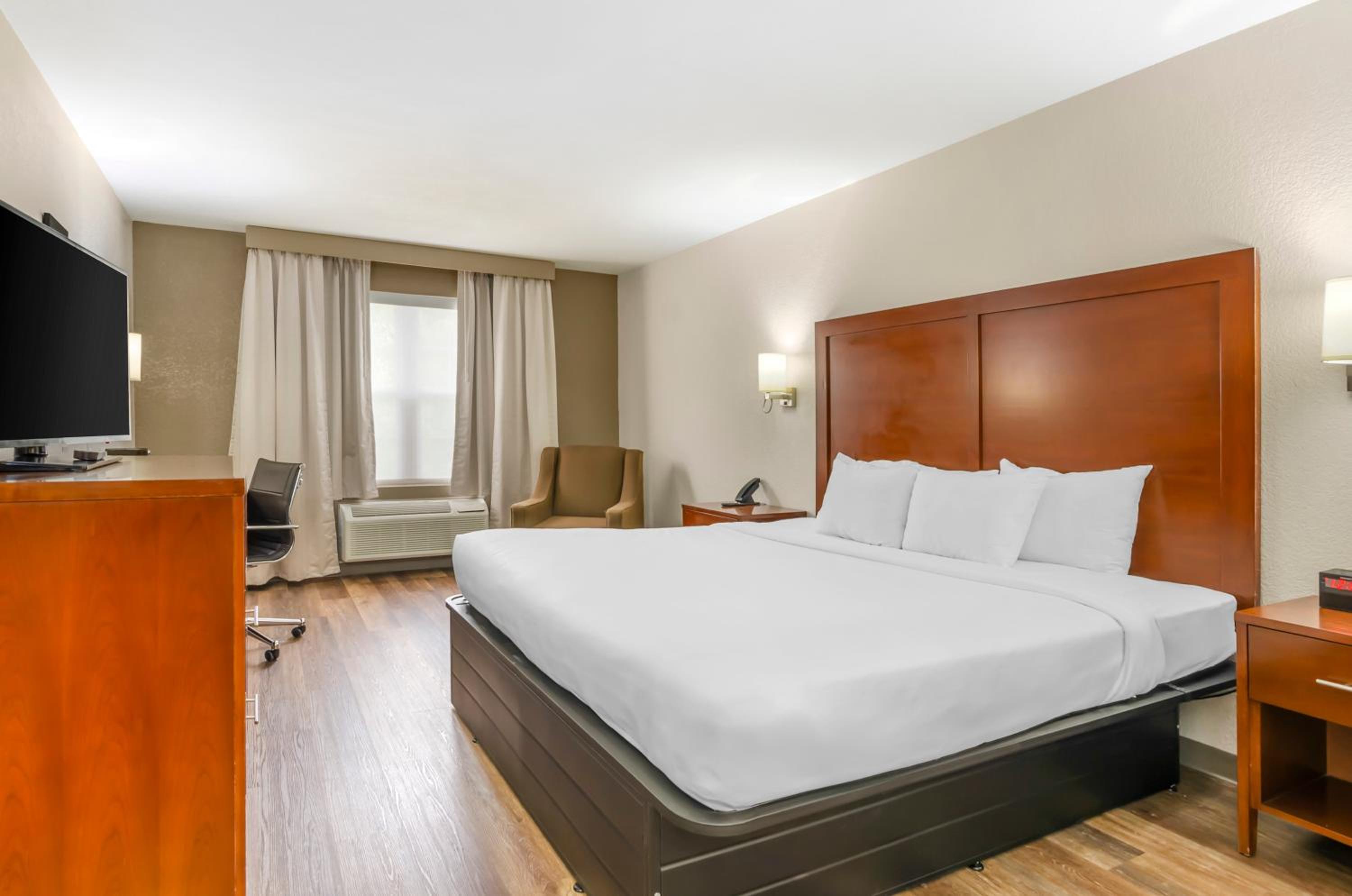 Standard King Room - Non-Smoking  - Photo 3