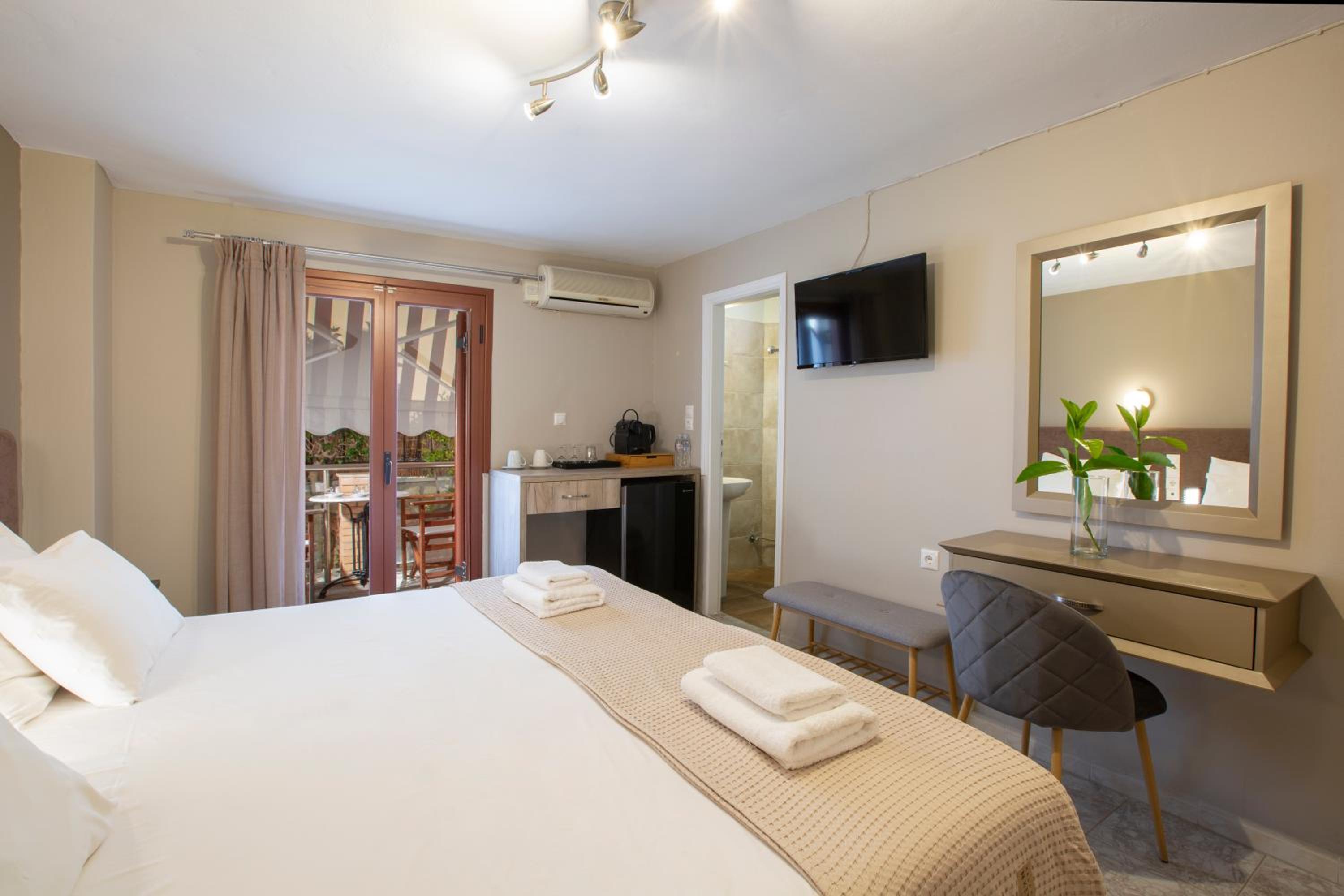 Double Room with Garden View - Photo 6
