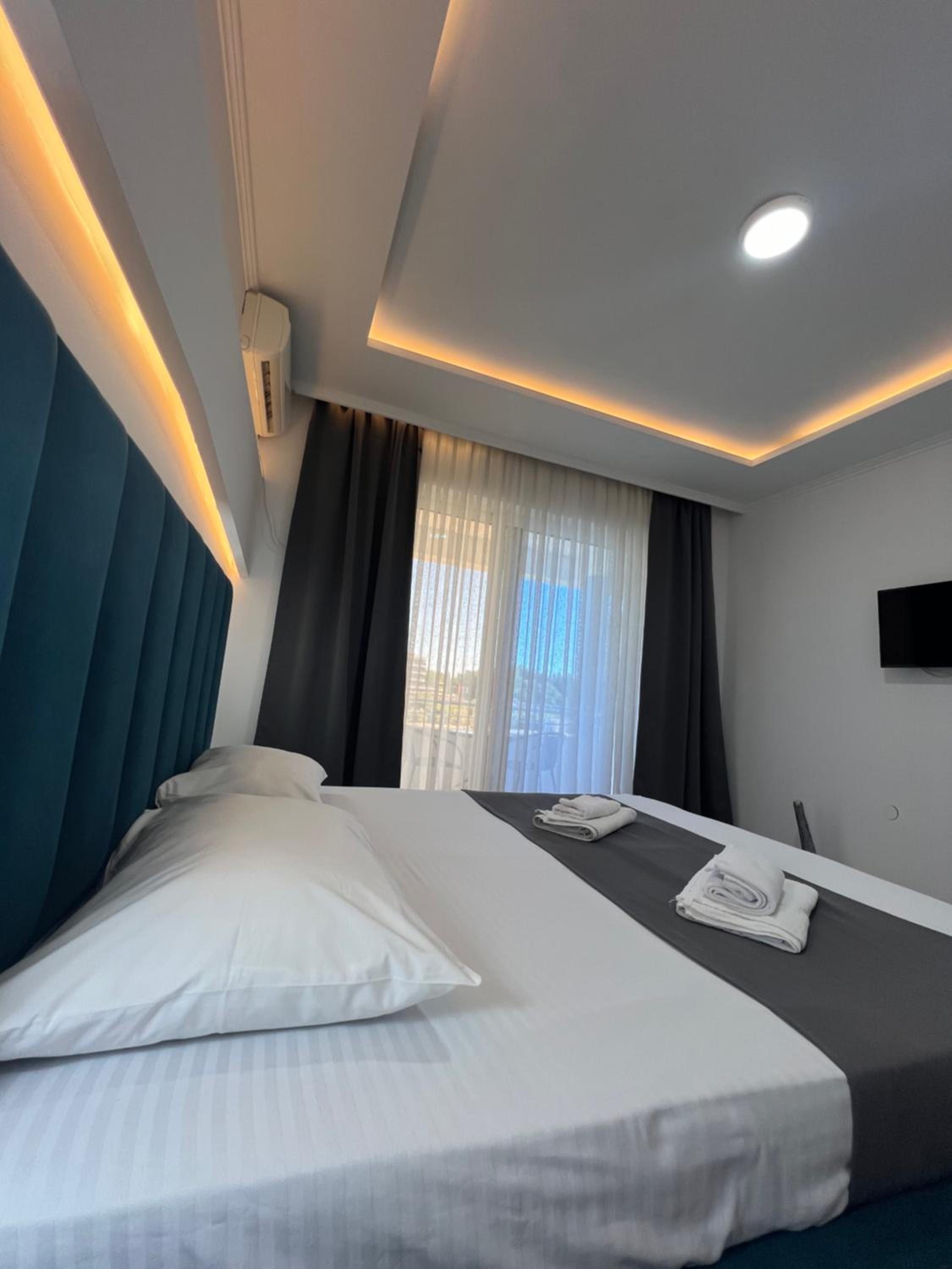 Deluxe Double Room with Balcony photo 3