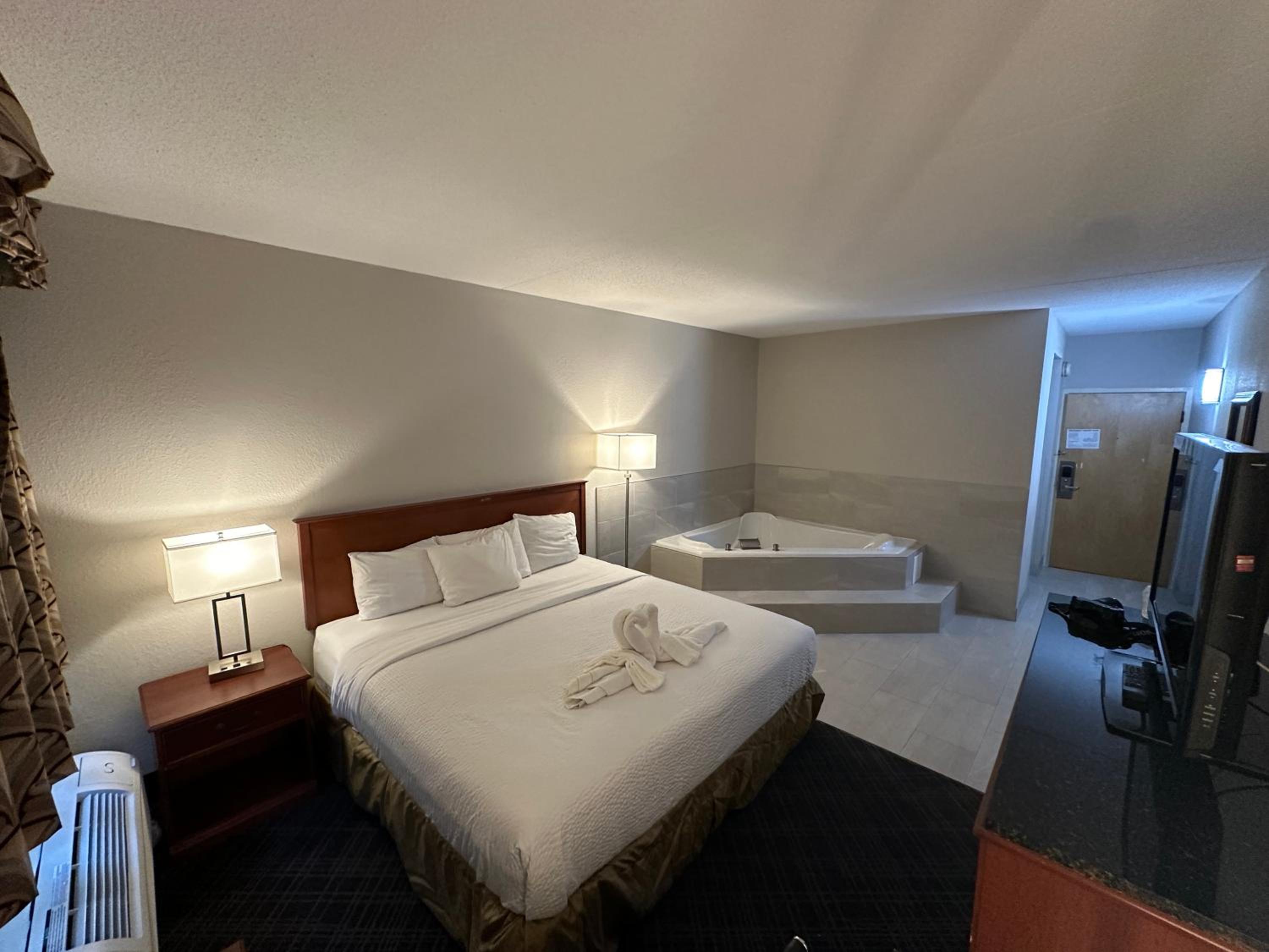 Premier King Suite - Non-Smoking - Photo 5