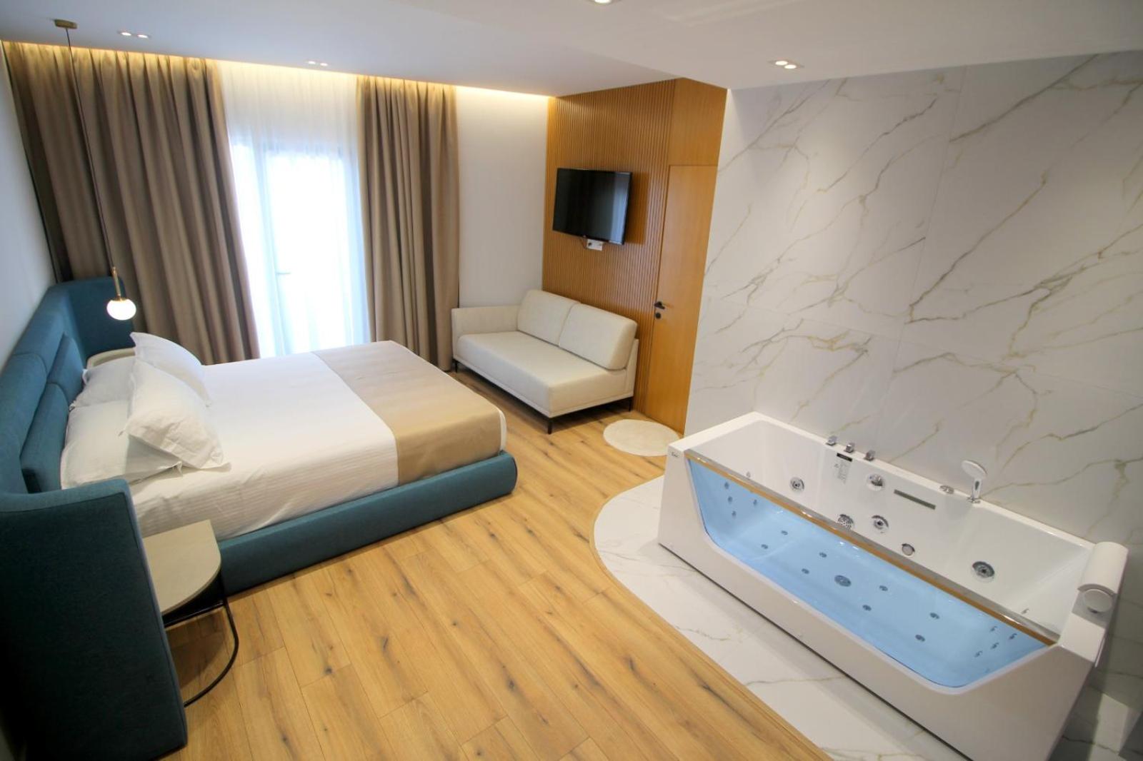 Deluxe Double Room with Jacuzzi and Sea View photo 3