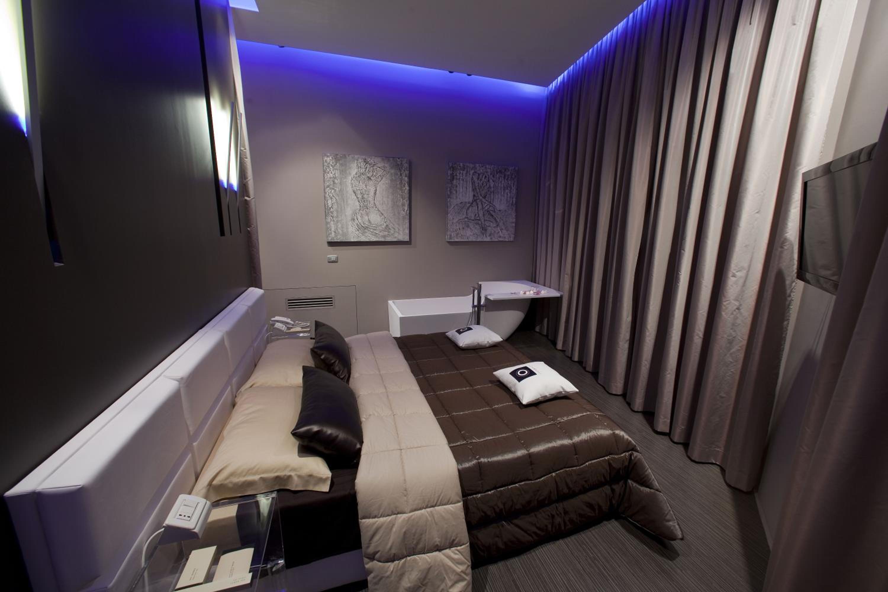 King Suite with Balcony - Photo 21