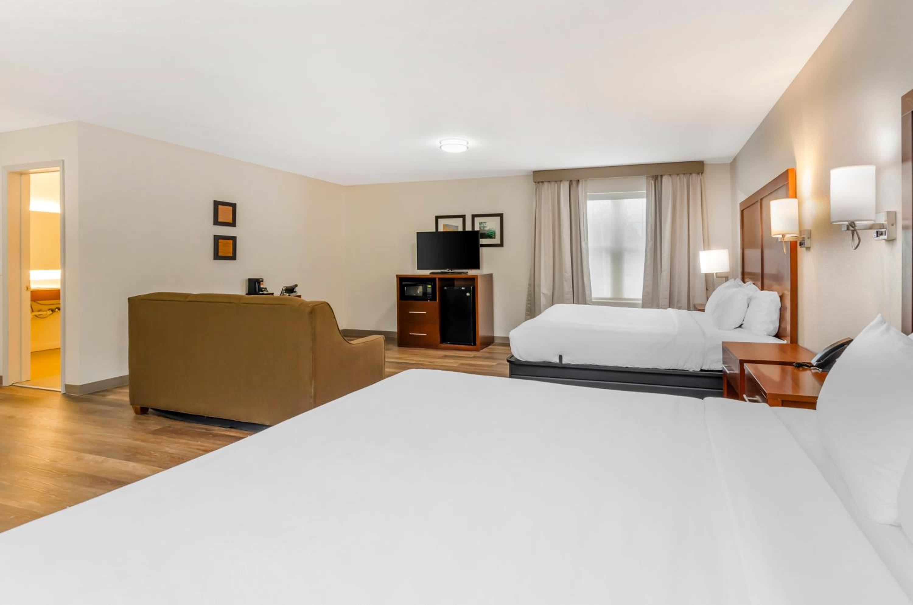 Superior King Suite - Non-Smoking - Photo 4