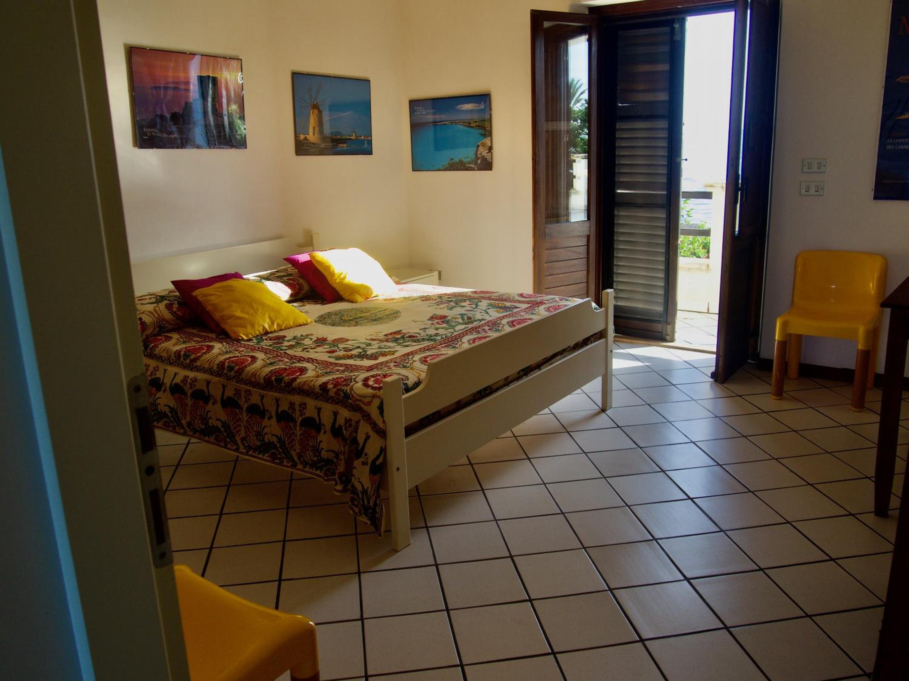 Eight-Bedroom House photo 1
