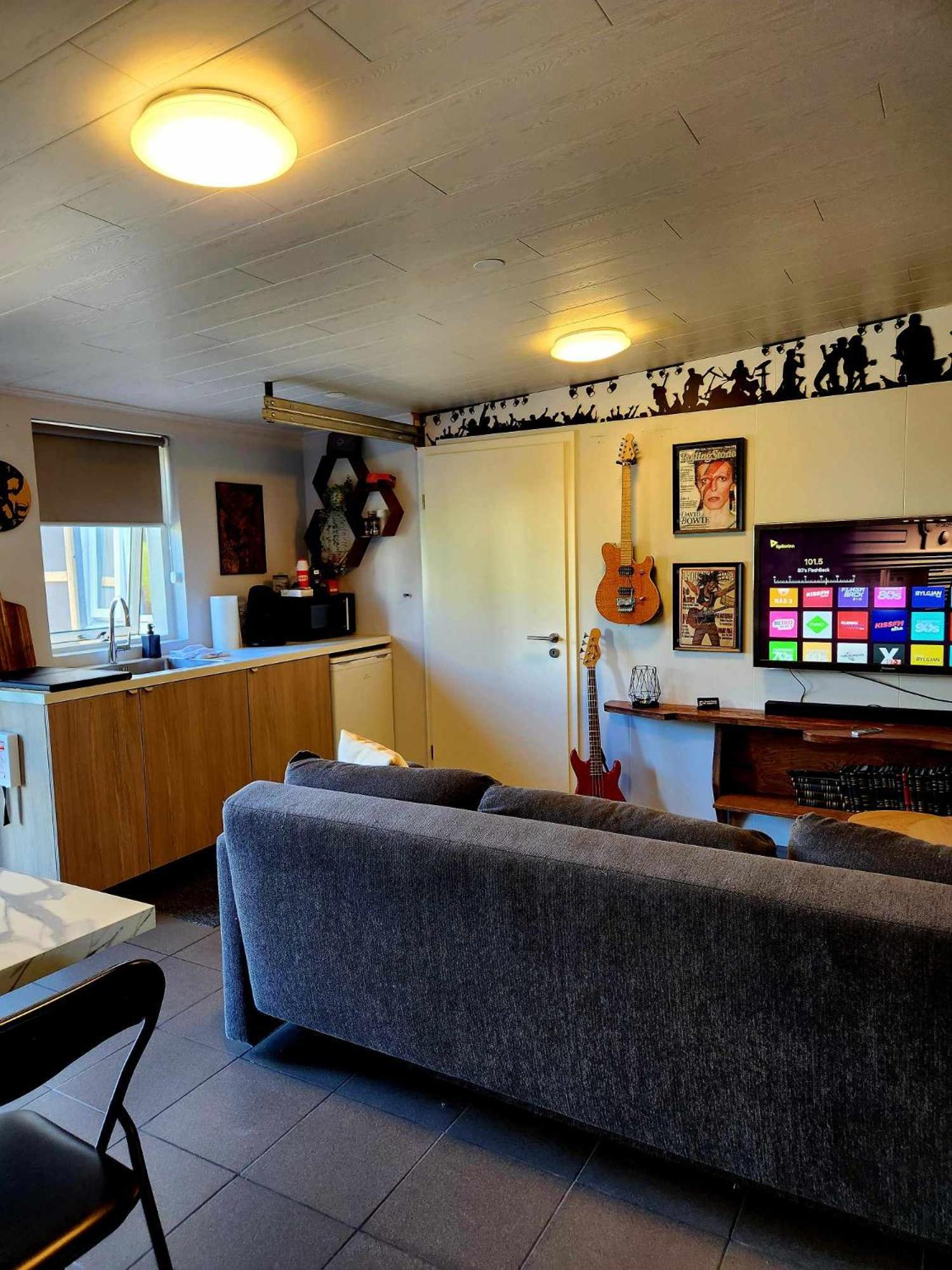 One-Bedroom Apartment photo 1