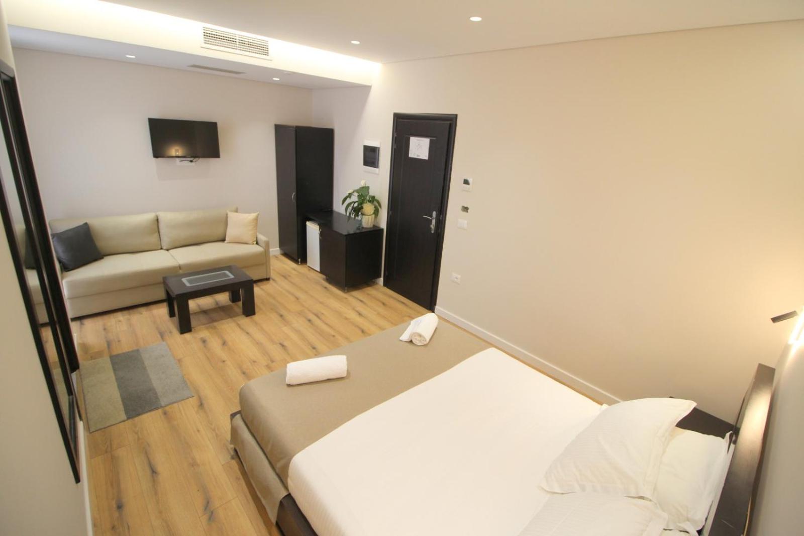 Double Room with Balcony and Partial Sea View photo 2