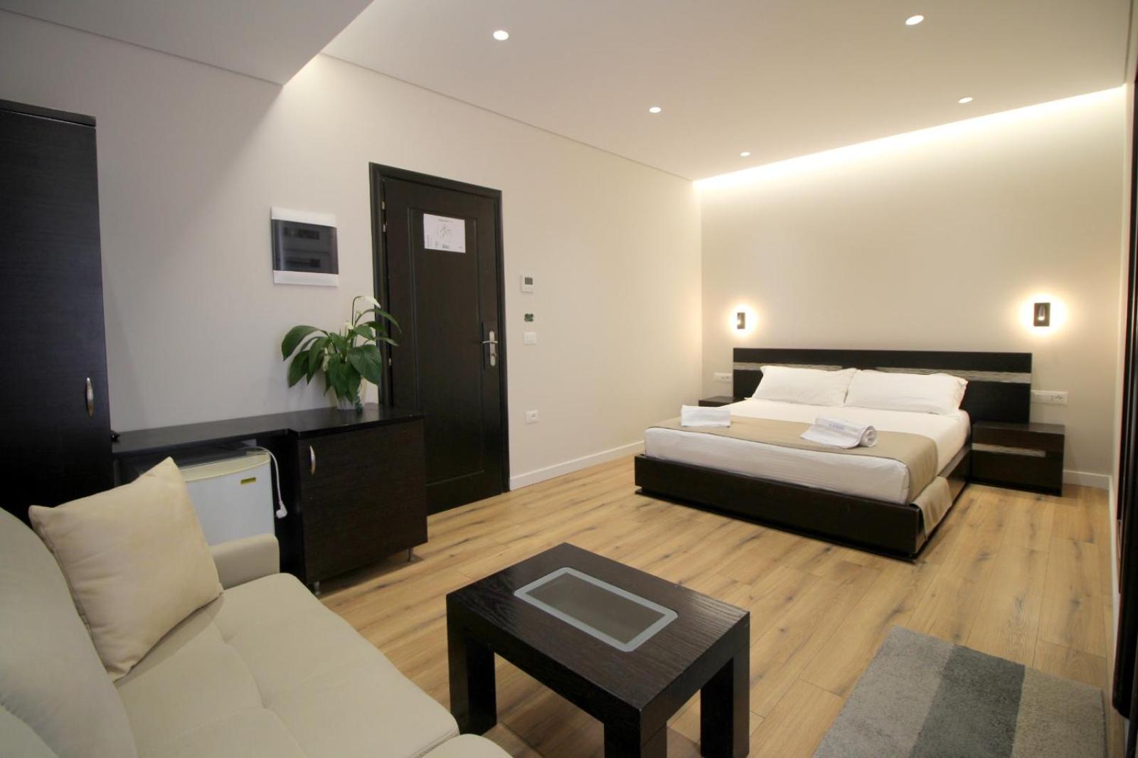 Double Room with Balcony and Partial Sea View photo 3
