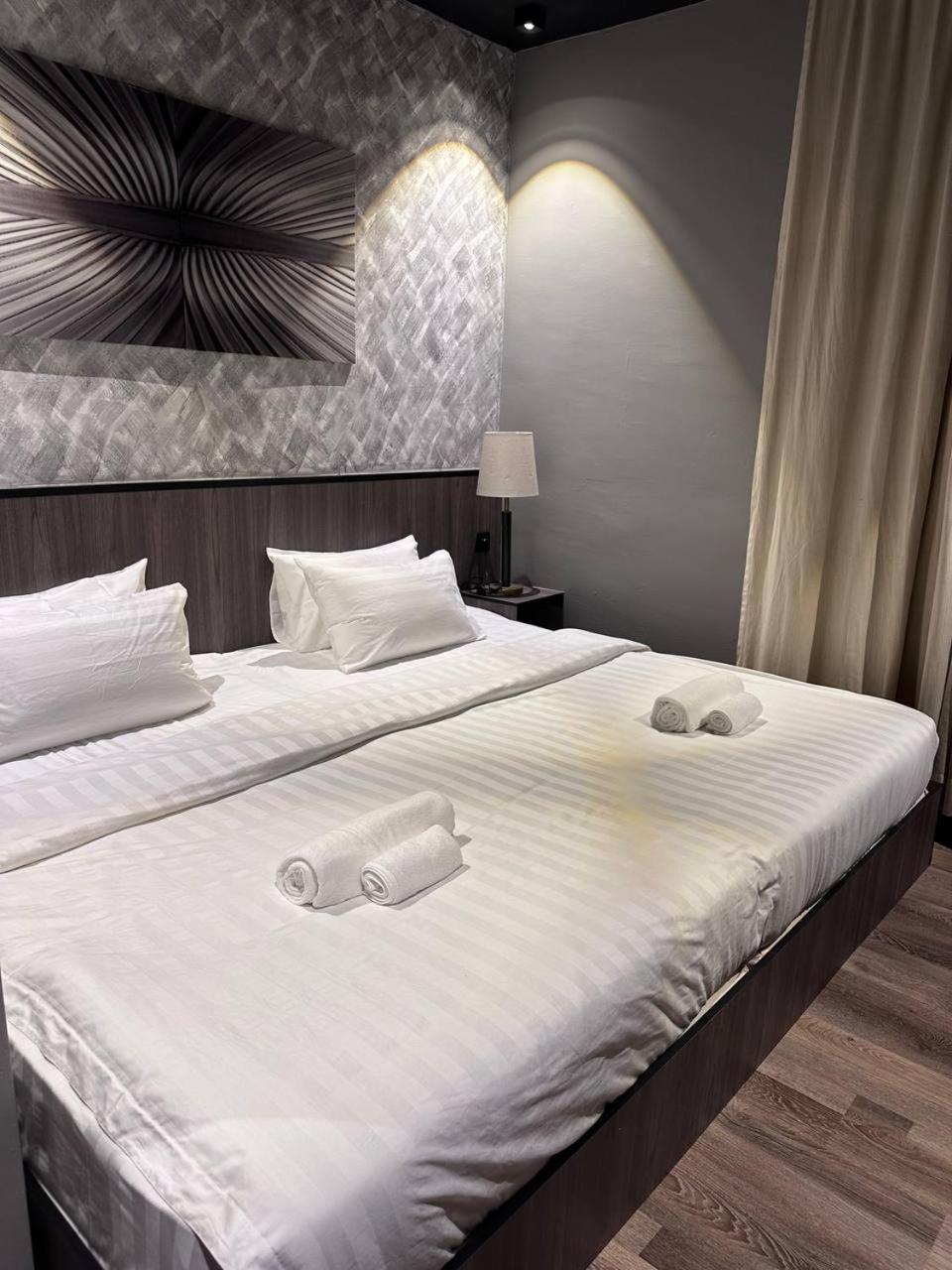 Deluxe King Room - Photo 2