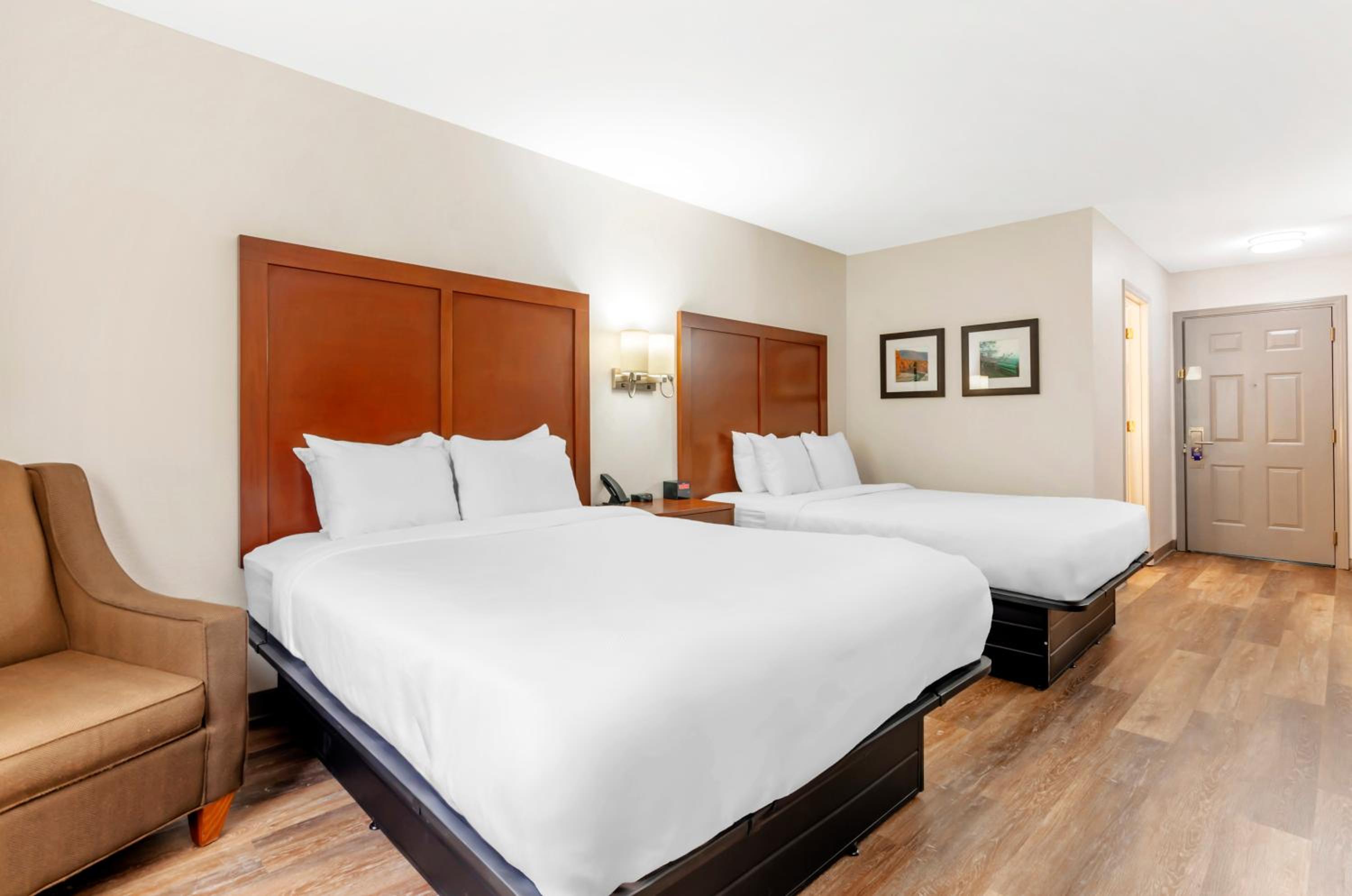 Standard Queen Room with Two Queen Beds - Photo 4