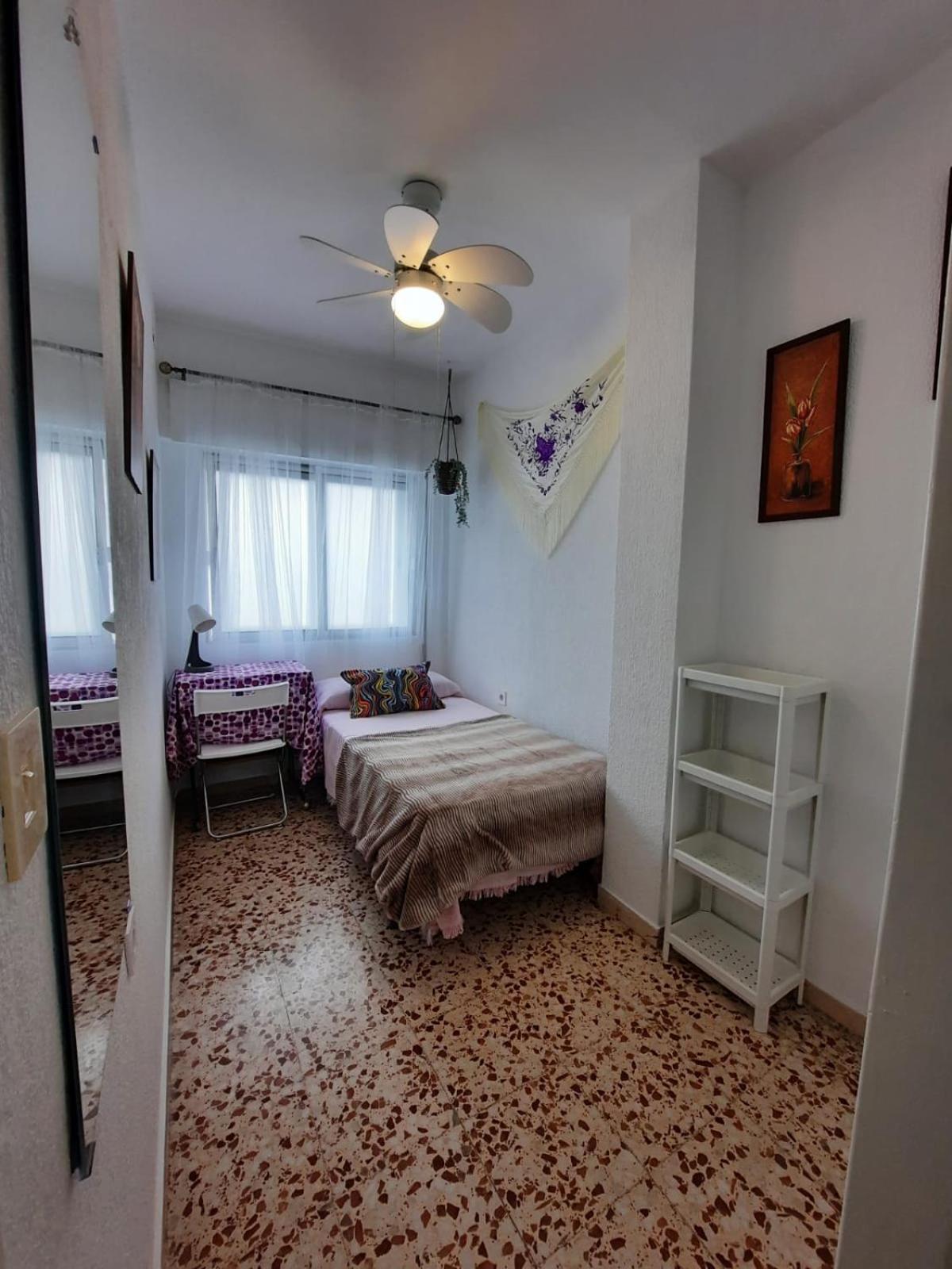 Habitación individual con baño compartido