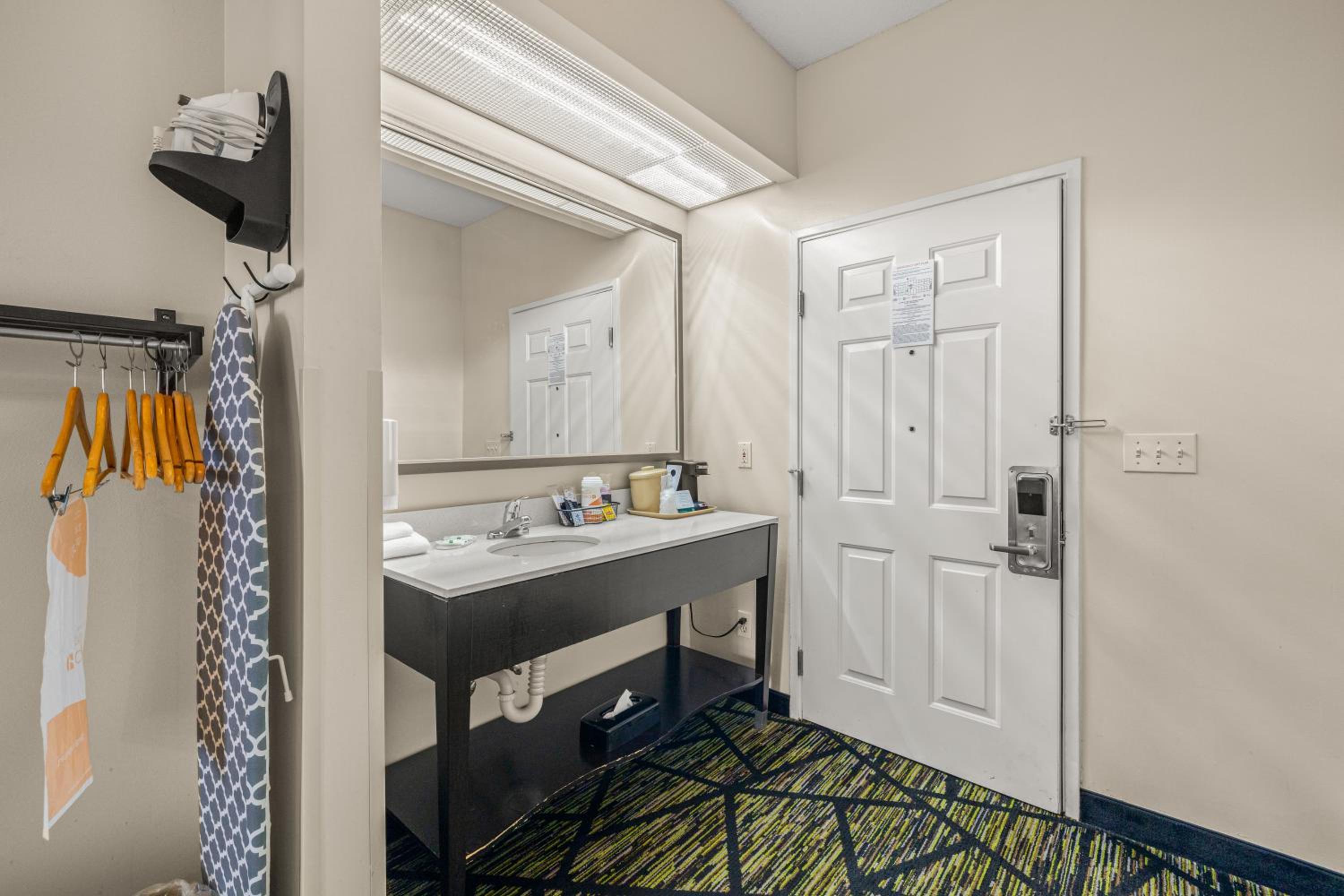 King Room - Non-Smoking - Photo 4