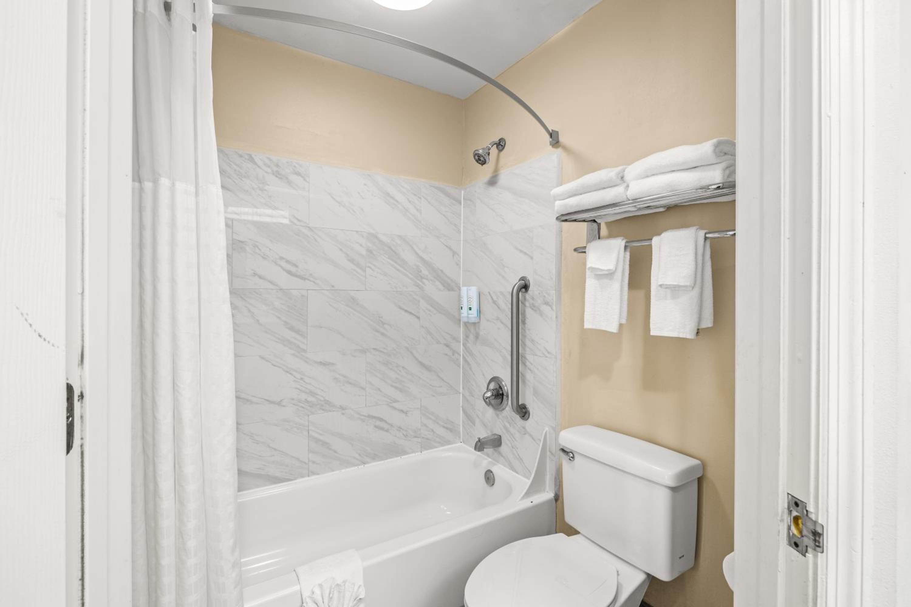 Double Room with Two Double Beds - Accessible/Non-Smoking - Photo 3