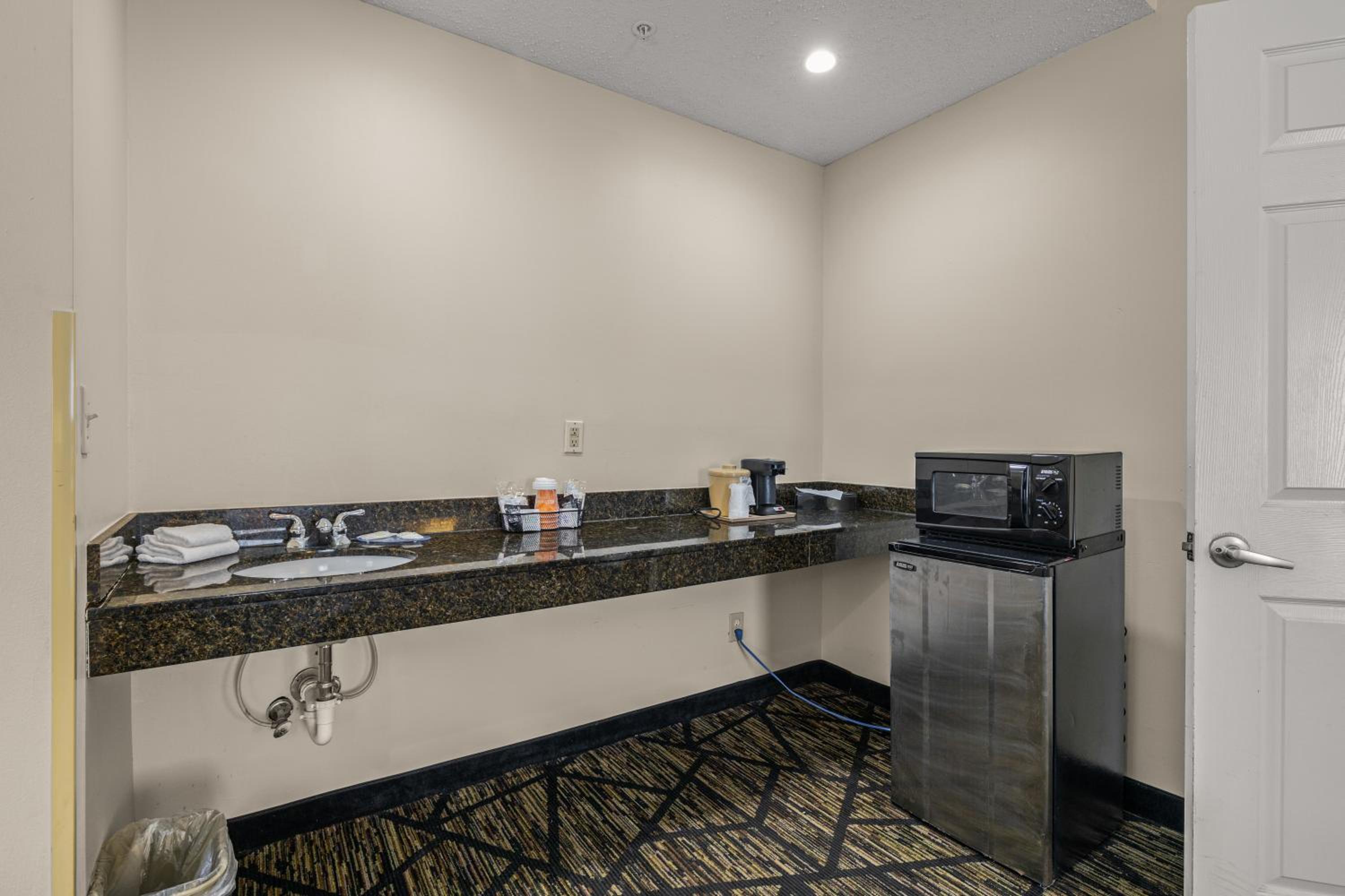 King Suite - Accessible/Smoking - Photo 4