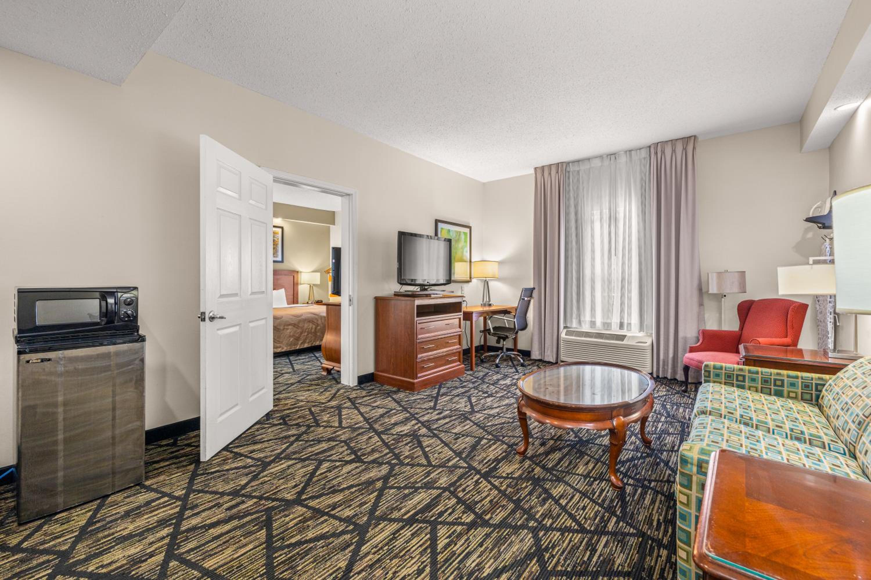 King Suite Upgrade - Accessible/Non-Smoking - Photo 4