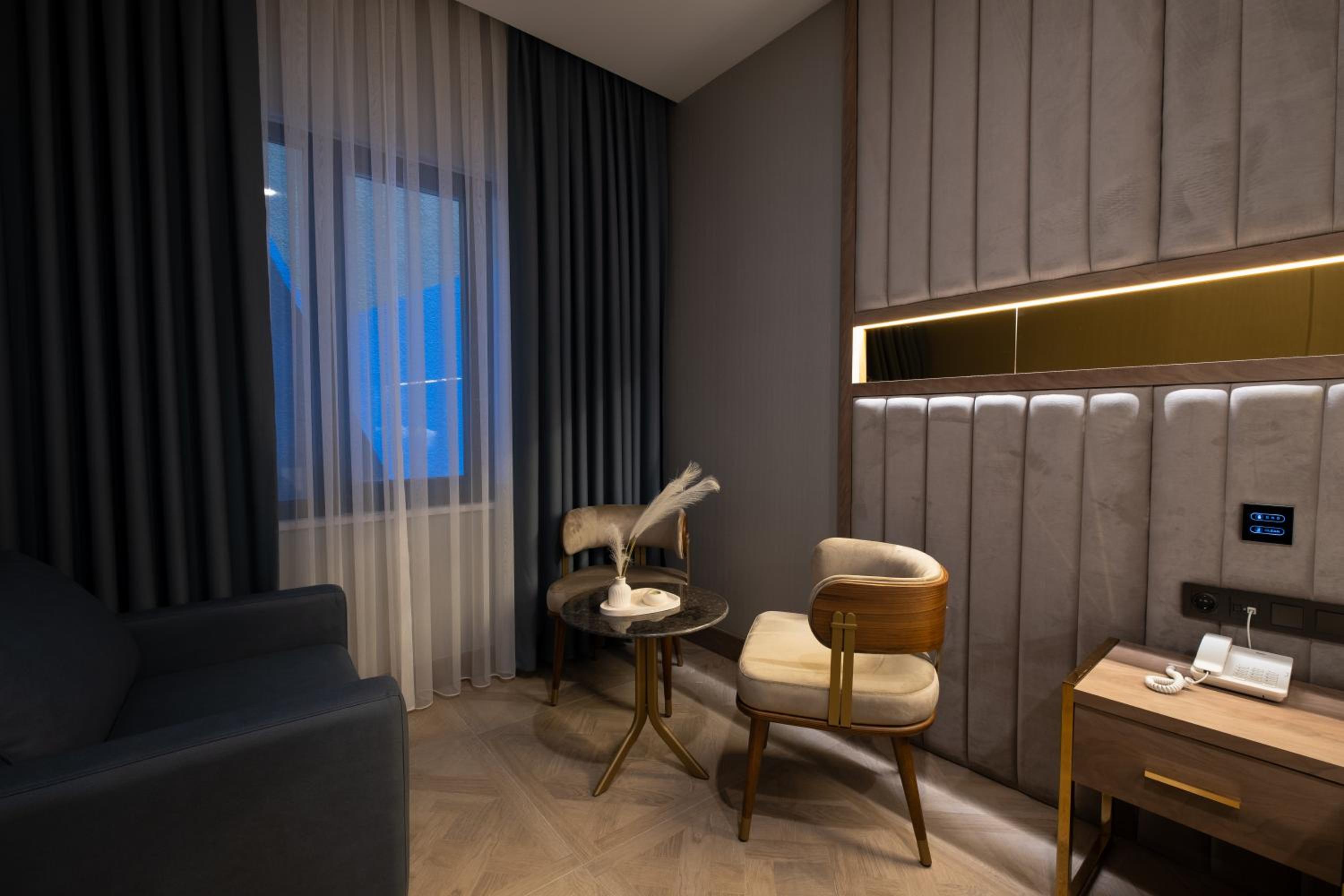 Standard King Room photo 2