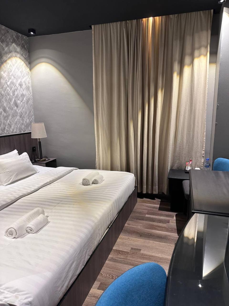 Deluxe King Room - Photo 1