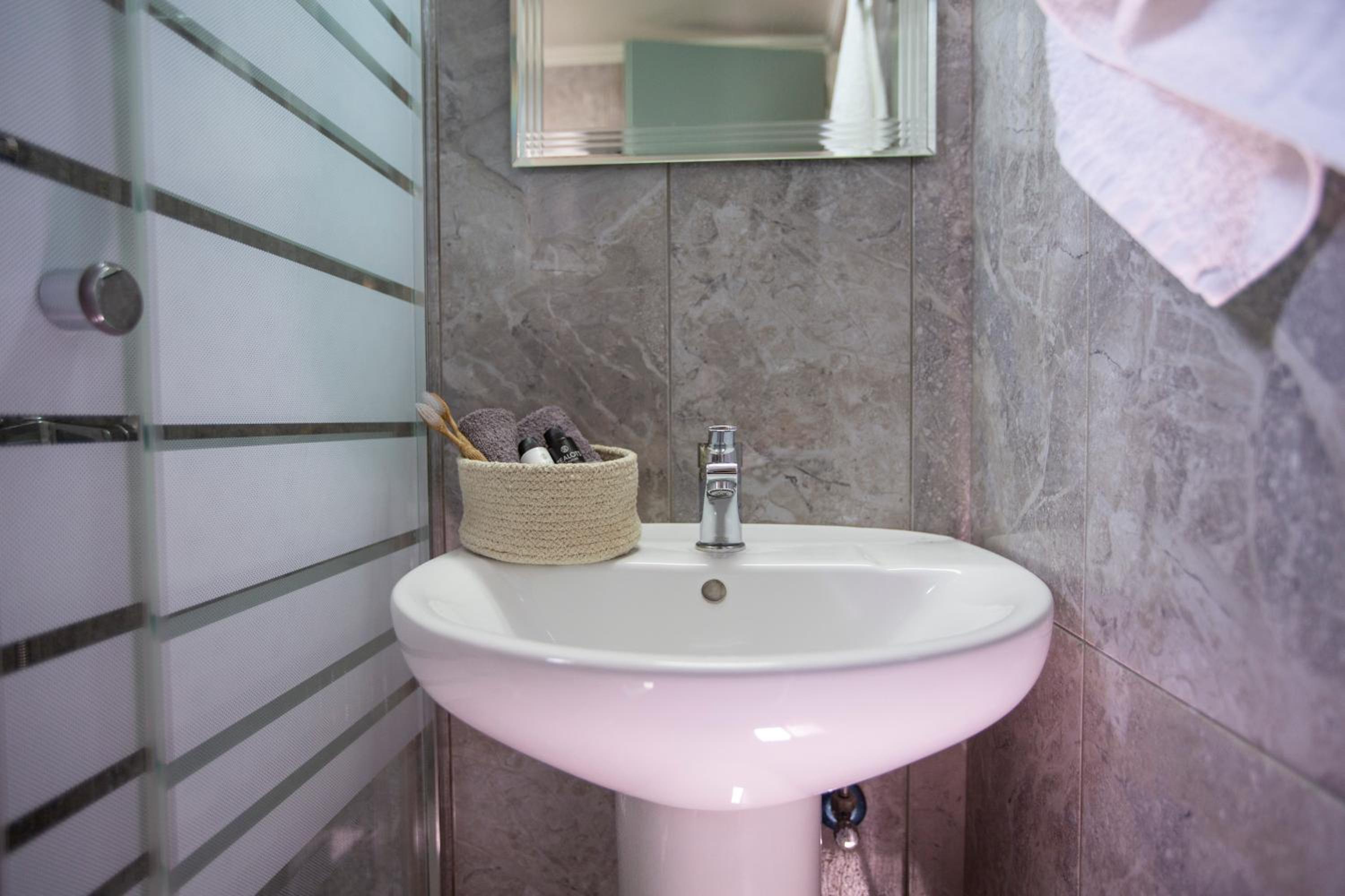 Standard Double or Twin Room - Photo 6