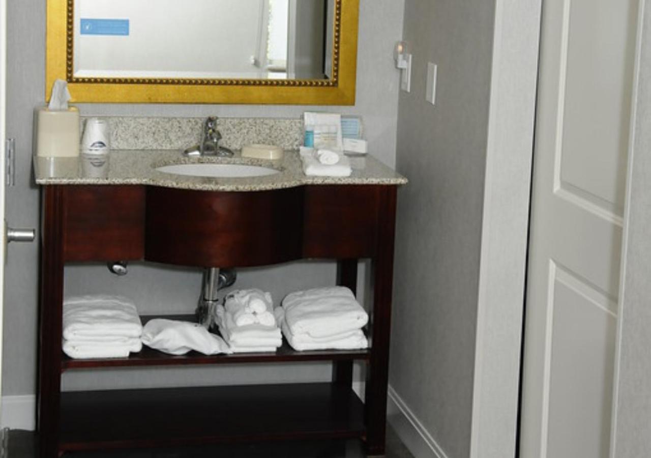 King Room with King Bed - Non-Smoking - Photo 3