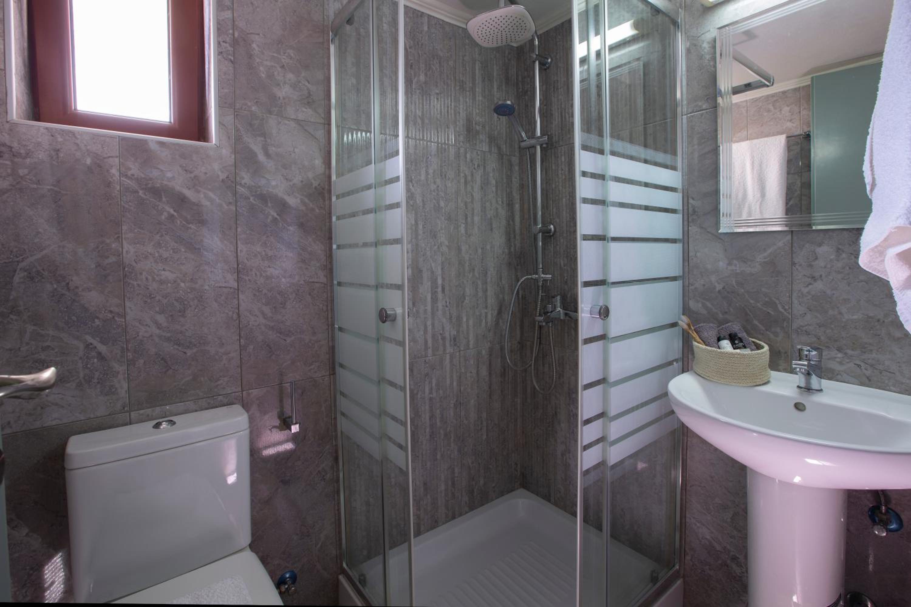 Standard Double or Twin Room - Photo 7
