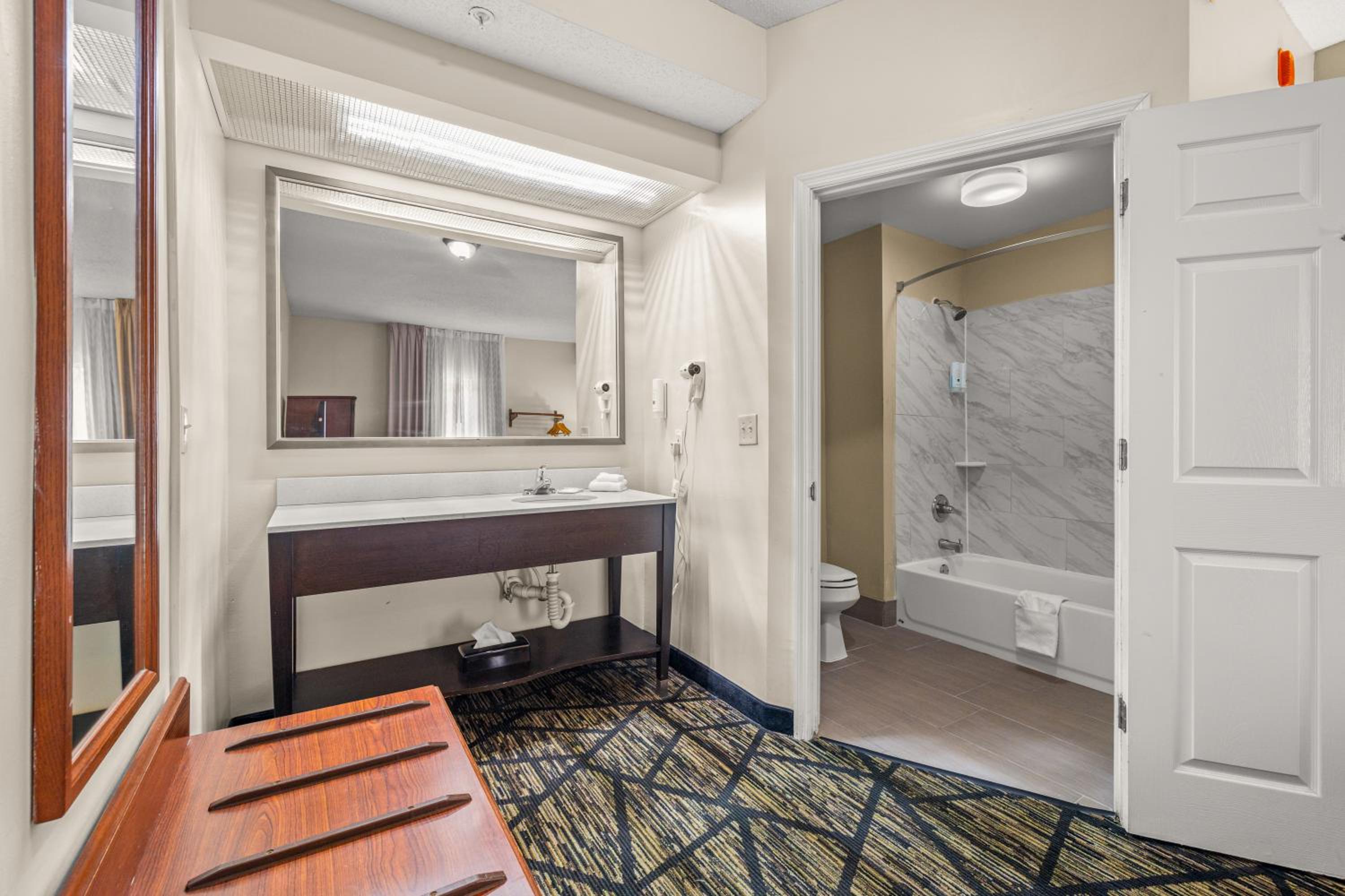 King Suite Upgrade - Accessible/Non-Smoking - Photo 3