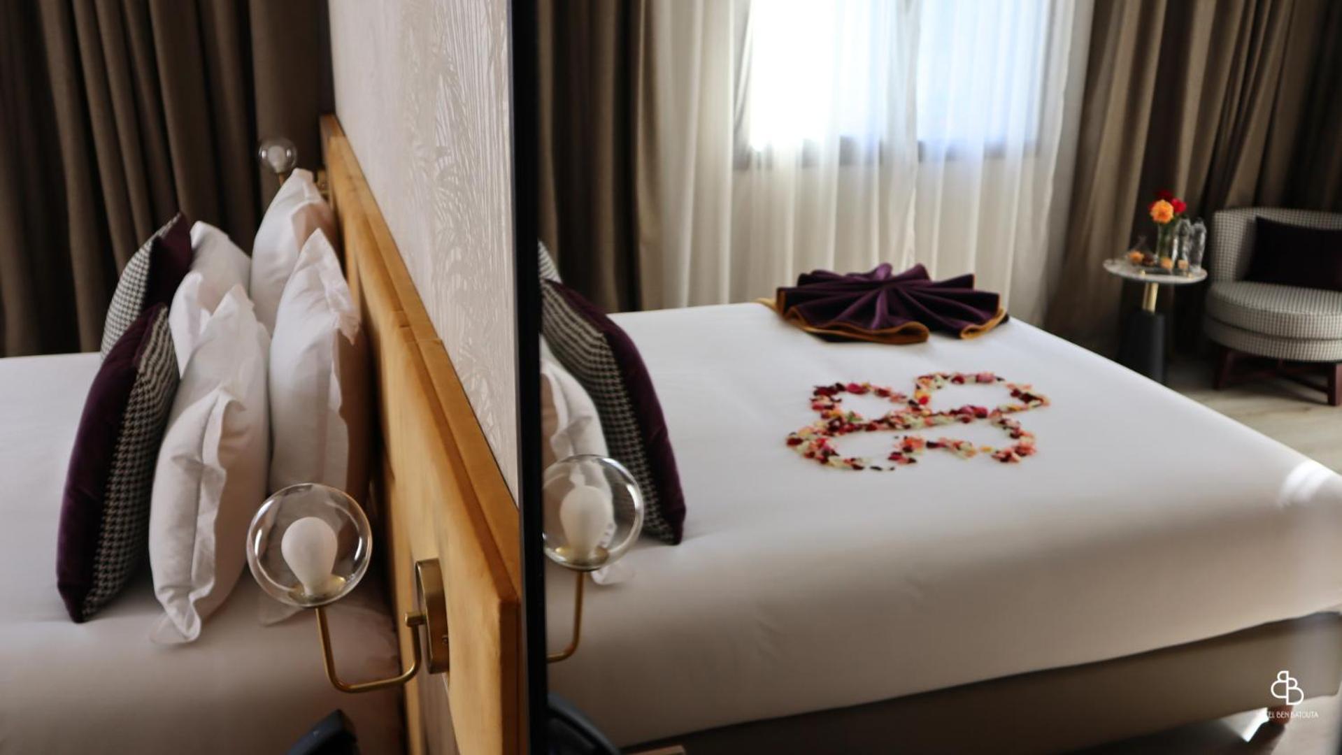 Deluxe Double Room with Balcony - Photo 10